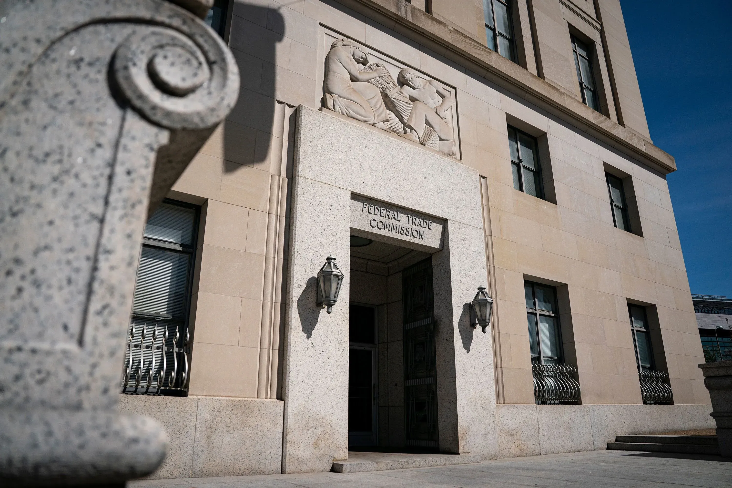 واجهة مبنى لجنة التجارة الفيدرالية، مع تفاصيل معمارية بارزة، تعكس سياق التحقيقات القانونية ضد مجموعة Media Matters.