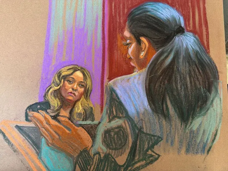 شهادة بريانا بونغولان أثناء محاكمة شون كومبس، حيث تتحدث عن حادثة مزعومة، مع التركيز على تعبيرات وجهها وتفاصيل الاستجواب.