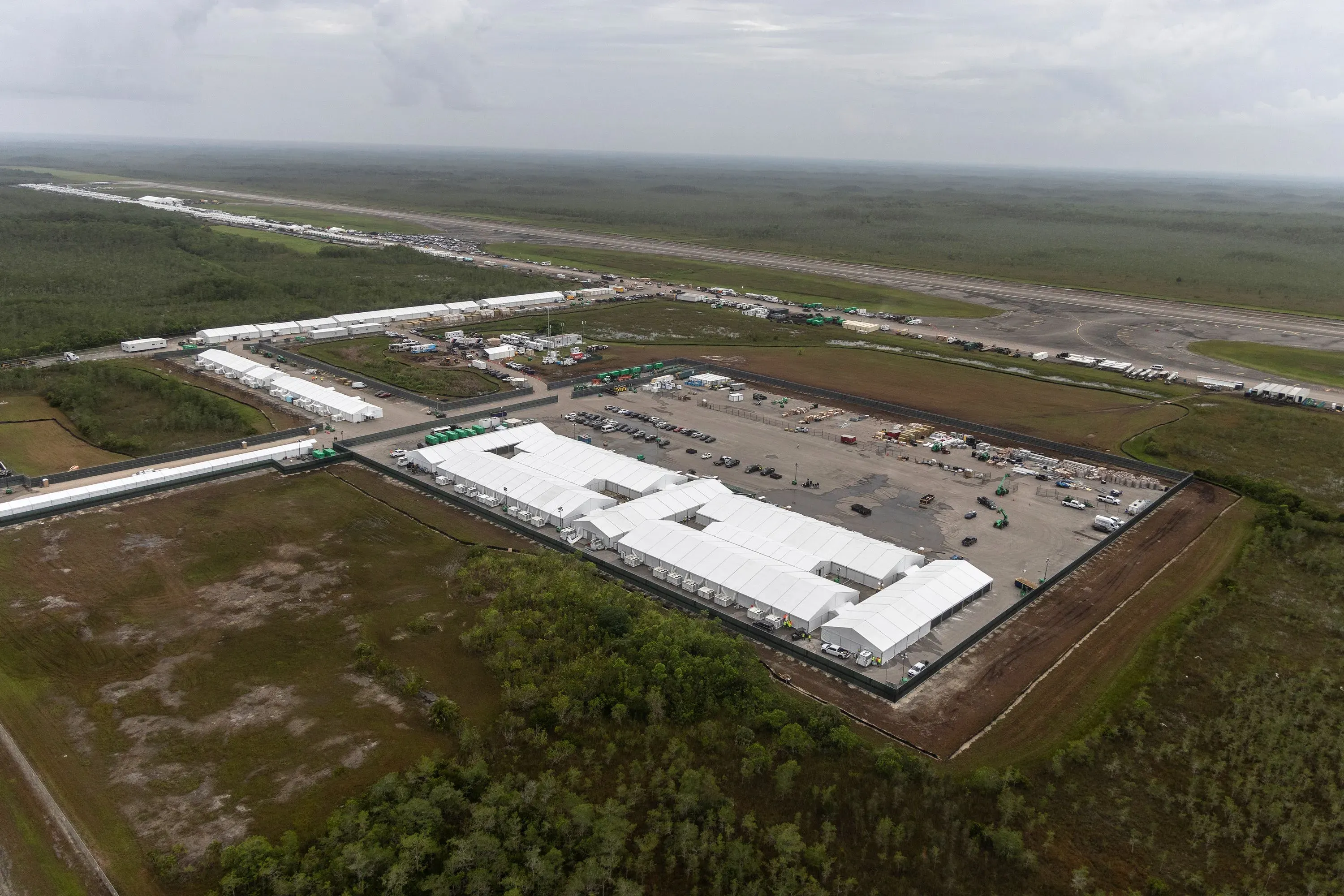 صورة جوية لمركز احتجاز المهاجرين "ألكاتراز التمساح" في فلوريدا، تظهر المباني البيضاء المحاطة بالمساحات الخضراء والممرات.