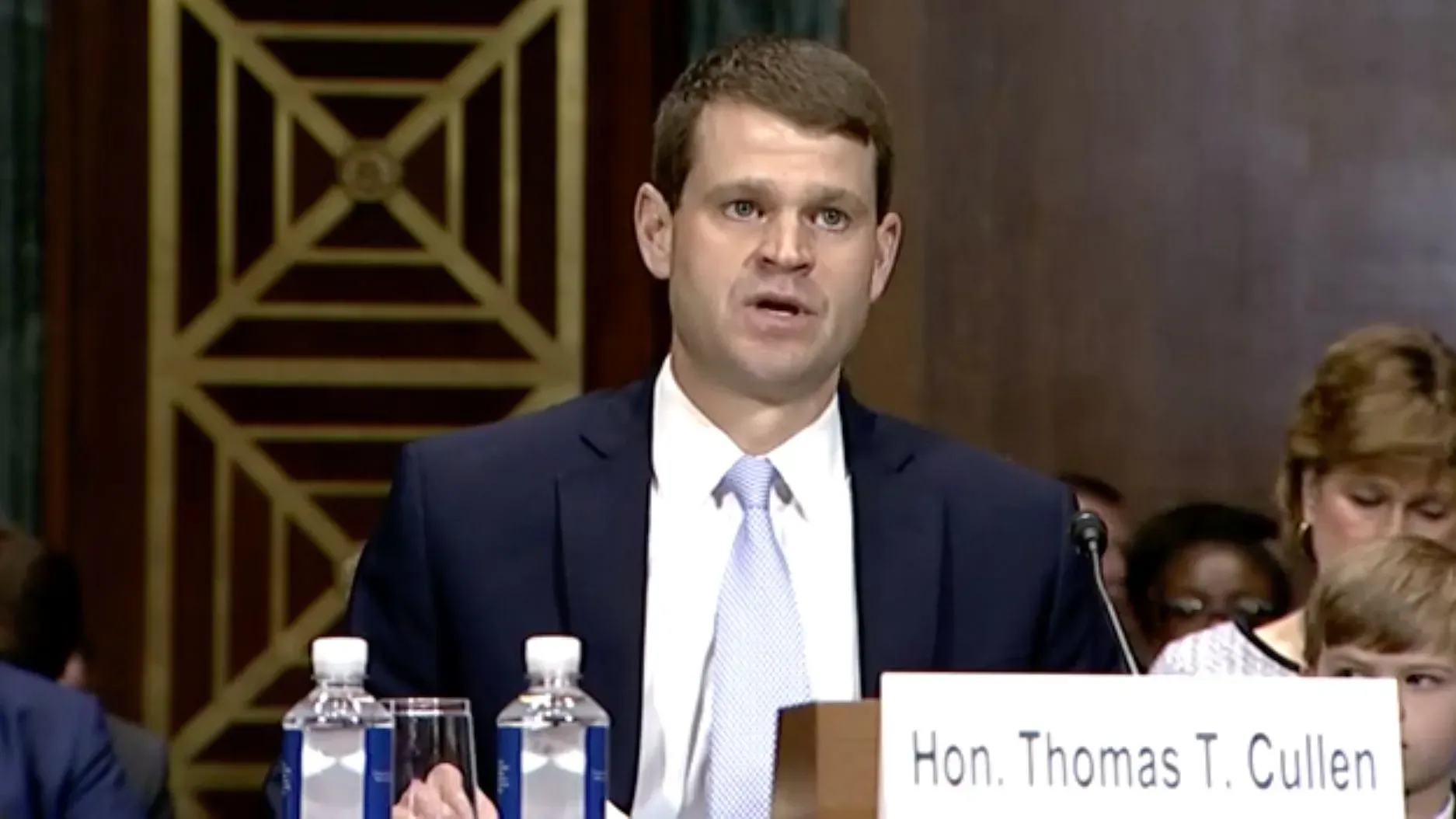 القاضي توماس كولين يتحدث خلال جلسة استماع حول دعوى وزارة العدل ضد قضاة المحاكم الفيدرالية في ماريلاند، مع التركيز على قضايا الهجرة.