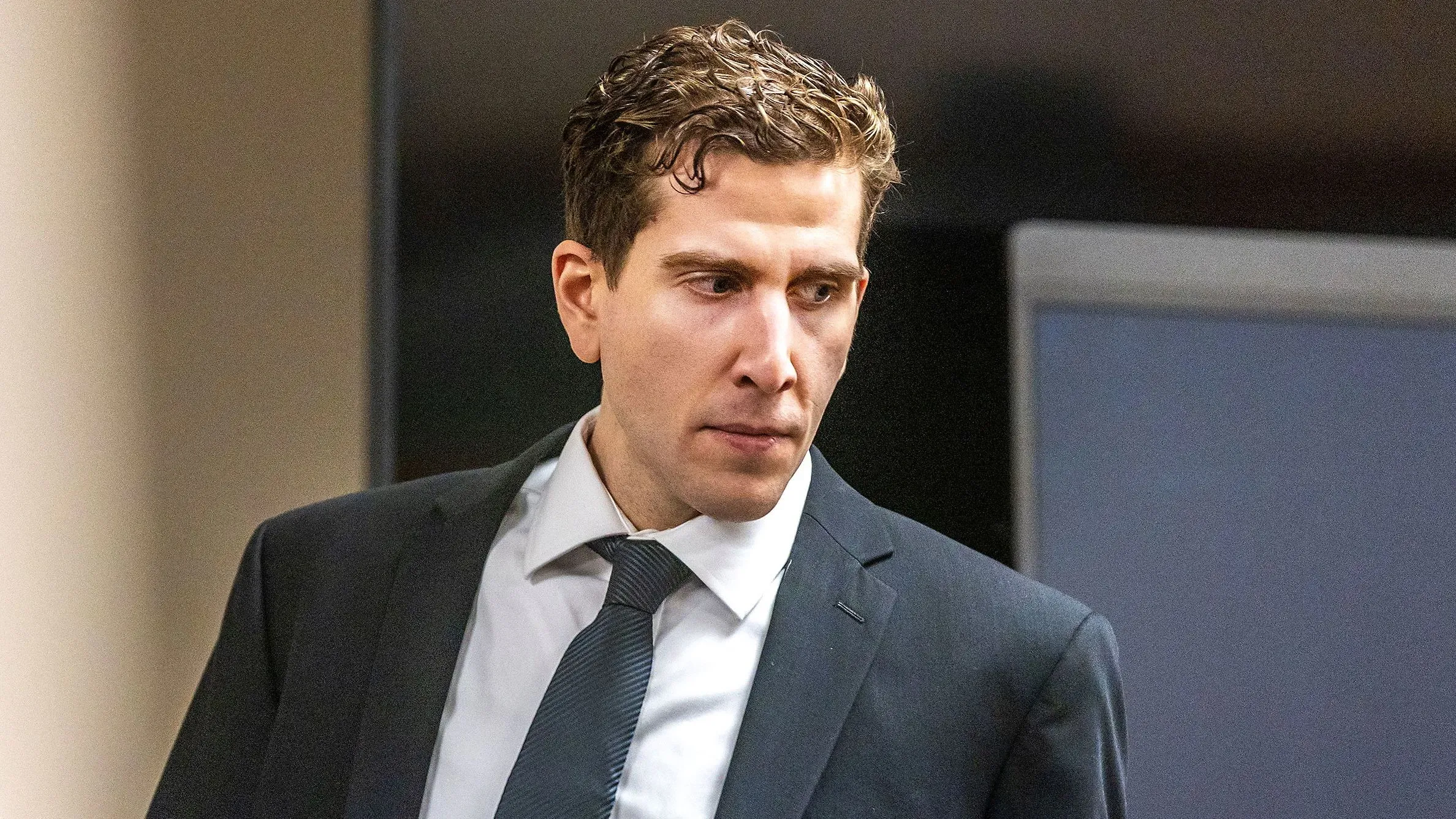 برايان كوهبرغر في قاعة المحكمة، حيث يواجه اتهامات بقتل أربعة طلاب في جامعة إيداهو، مع مناقشات حول عقوبة الإعدام.