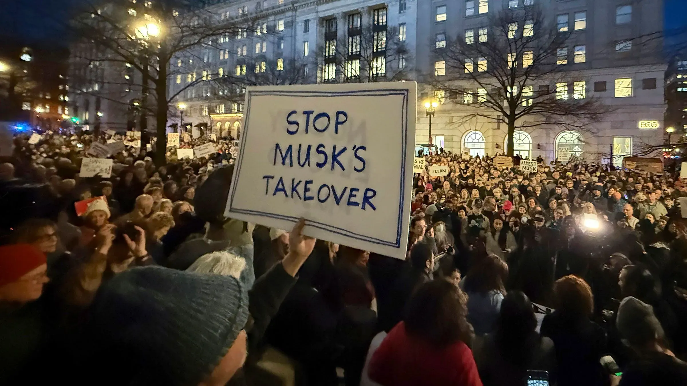 حشد كبير من المتظاهرين في نيويورك يحملون لافتة مكتوب عليها "أوقفوا استحواذ ماسك"، تعبيراً عن القلق بشأن خصوصية المعلومات الحكومية.