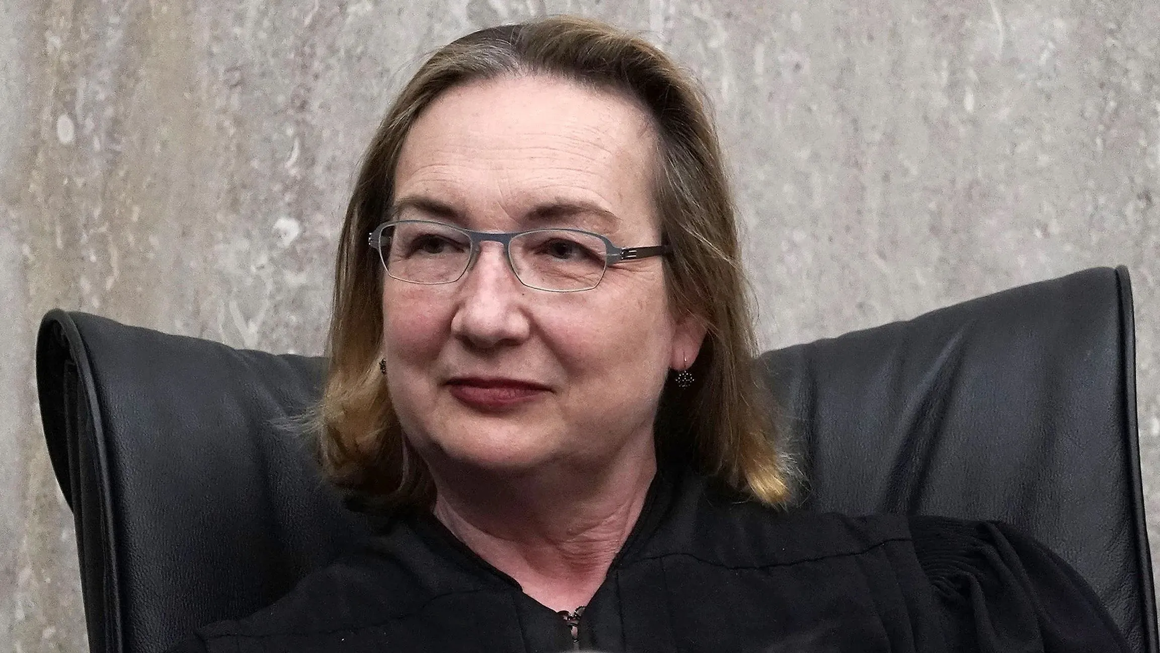 قاضية فيدرالية ترد على طلب تنحيها عن قضية تتعلق بشركة المحاماة بيركنز كوي، مشددة على أهمية استقلالية القضاء.