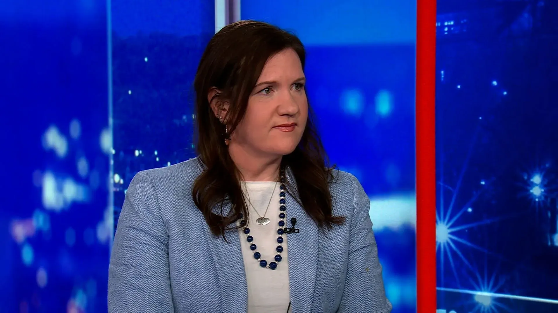 قاضية فيدرالية، لورين علي خان، تتحدث عن إقالة ريبيكا كيلي سلاتر من لجنة التجارة الفيدرالية، مشيرة إلى عدم قانونيتها.