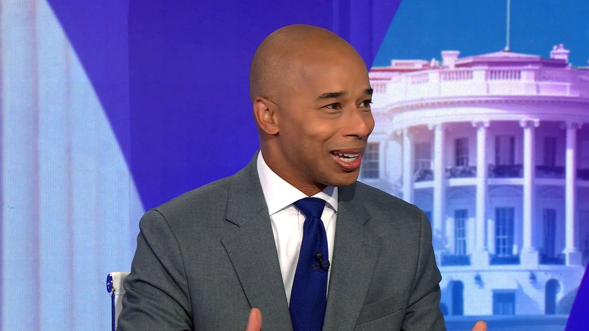 قاضي فيدرالي يناقش تداعيات الأمر التنفيذي لترامب حول المواطنة بالميلاد، مع التركيز على القضايا القانونية والإدارية المتعلقة بالتطبيق.