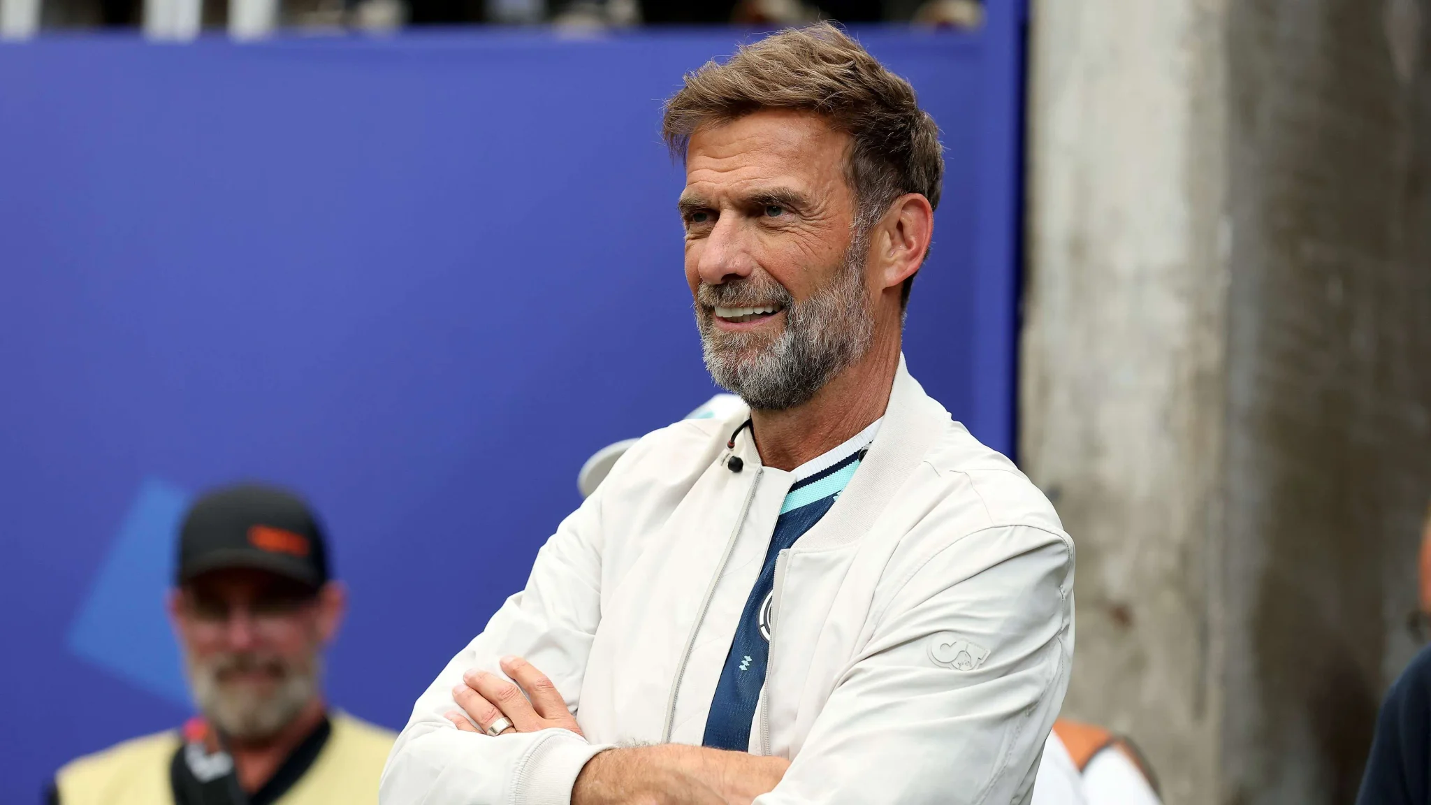 يورغن كلوب مبتسمًا مرتديًا سترة بيضاء، مرشح لتدريب المنتخب الألماني بعد استقالة ناجيلسمان.