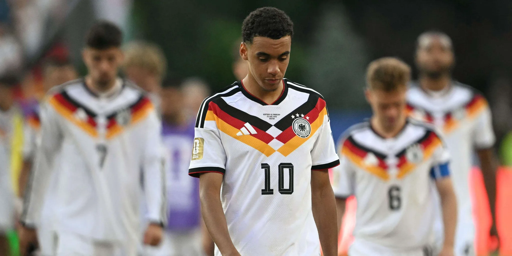 لاعبو المنتخب الألماني لكرة القدم يظهرون بحزن وخيبة أمل بعد خروجهم من كأس العالم، في ظل بحث الاتحاد عن مدرب جديد لإعادة بناء الفريق.