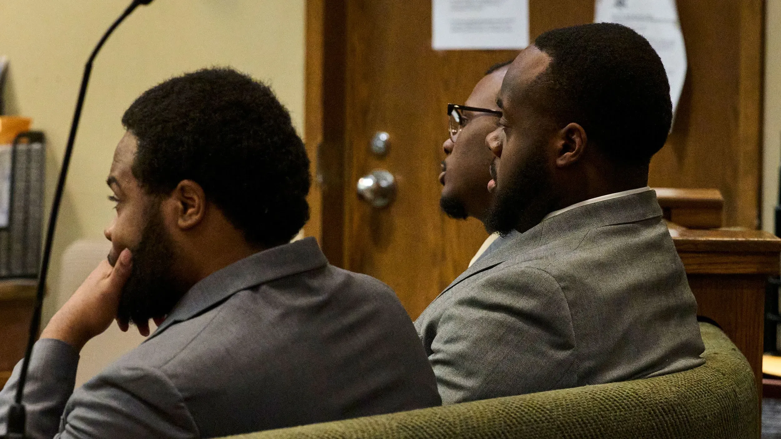 ثلاثة من ضباط شرطة ممفيس السابقين يجلسون في قاعة المحكمة خلال مداولات هيئة المحلفين في قضية مقتل تايري نيكولز.