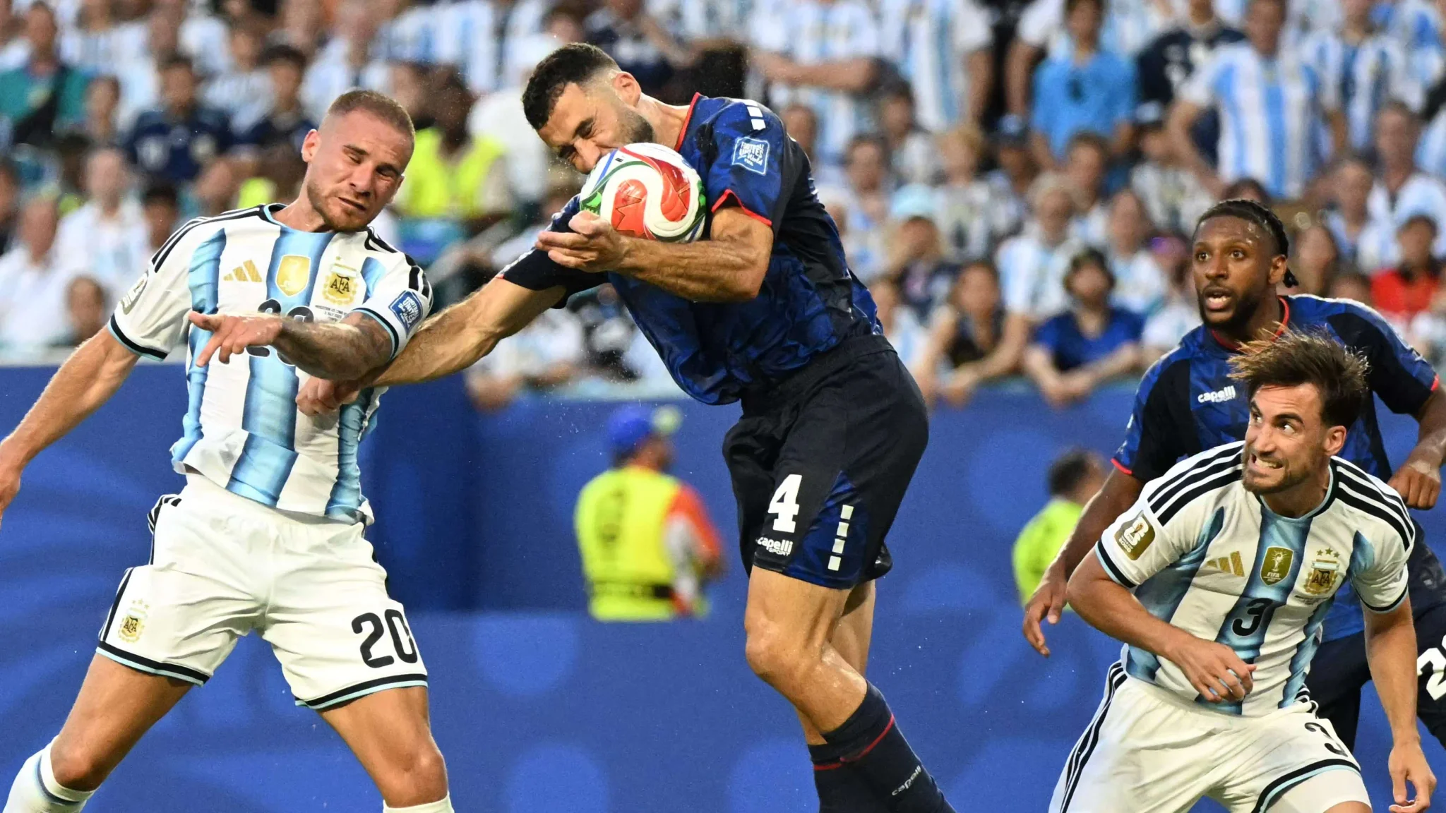 لاعبو منتخب رأس الخضراء يتنافسون بشراسة مع الأرجنتين في مباراة كأس العالم، تعكس إصرار الفريق الصغير ضد العملاق العالمي.
