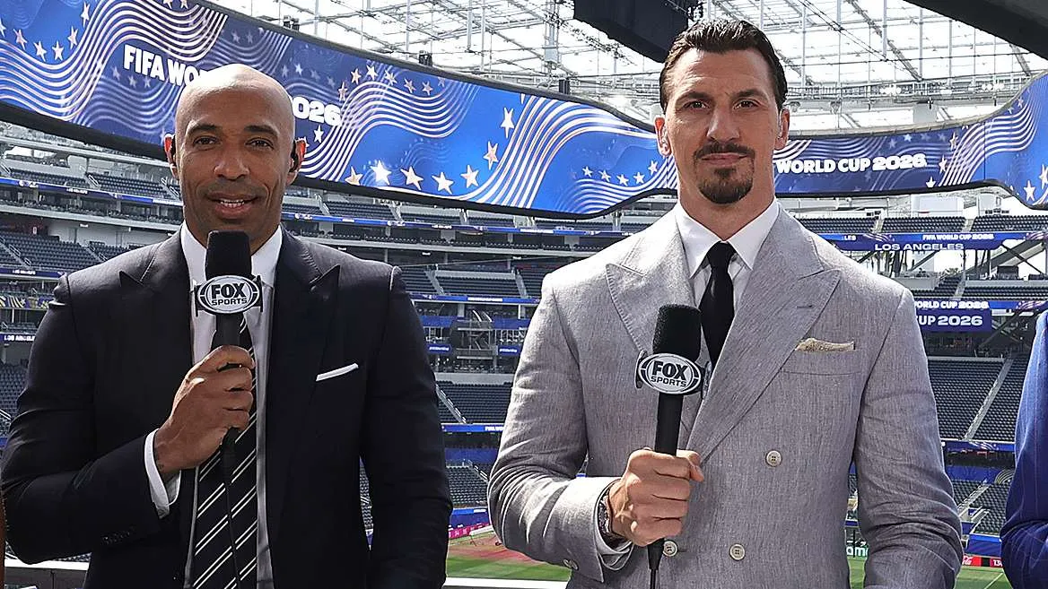 معلقان رياضيان من قناة FOX Sports في ملعب كأس العالم 2026، يعبران عن إعجابهما بأداء منتخب رأس الخضراء أمام الأرجنتين.