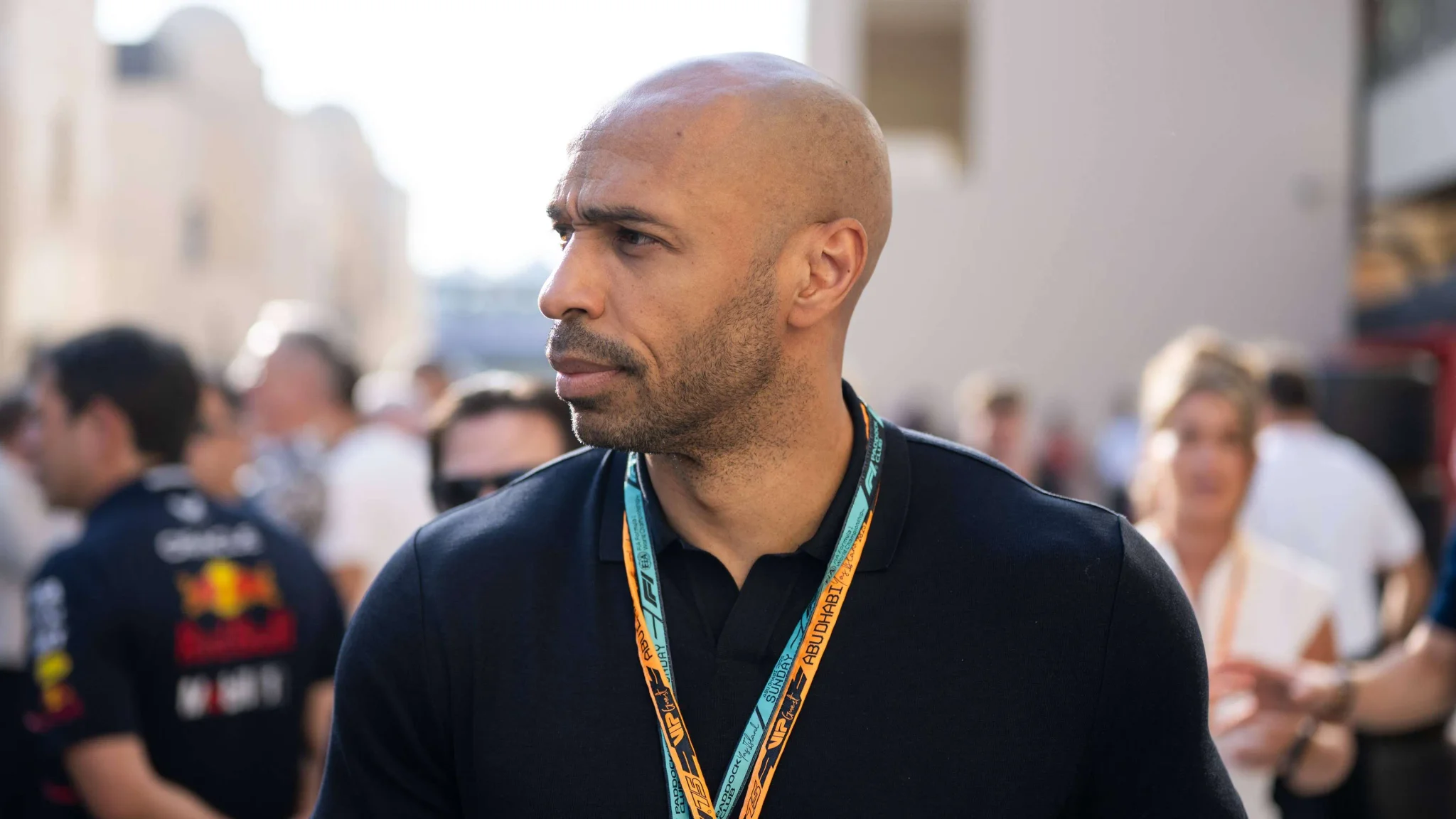 تييري هنري، أسطورة كرة القدم، يعبر عن إعجابه بأداء منتخب رأس الخضراء في كأس العالم، مشيداً بإيمانهم وشجاعتهم رغم الهزيمة.