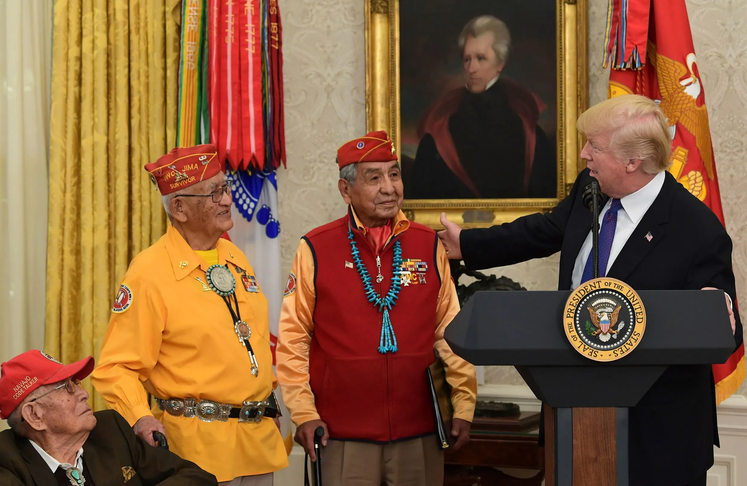 تجمع ثلاثة من قدامى المحاربين النافاجو، يرتدون زيهم العسكري، مع الرئيس ترامب في البيت الأبيض، احتفالًا بمساهماتهم في الحرب العالمية الثانية.