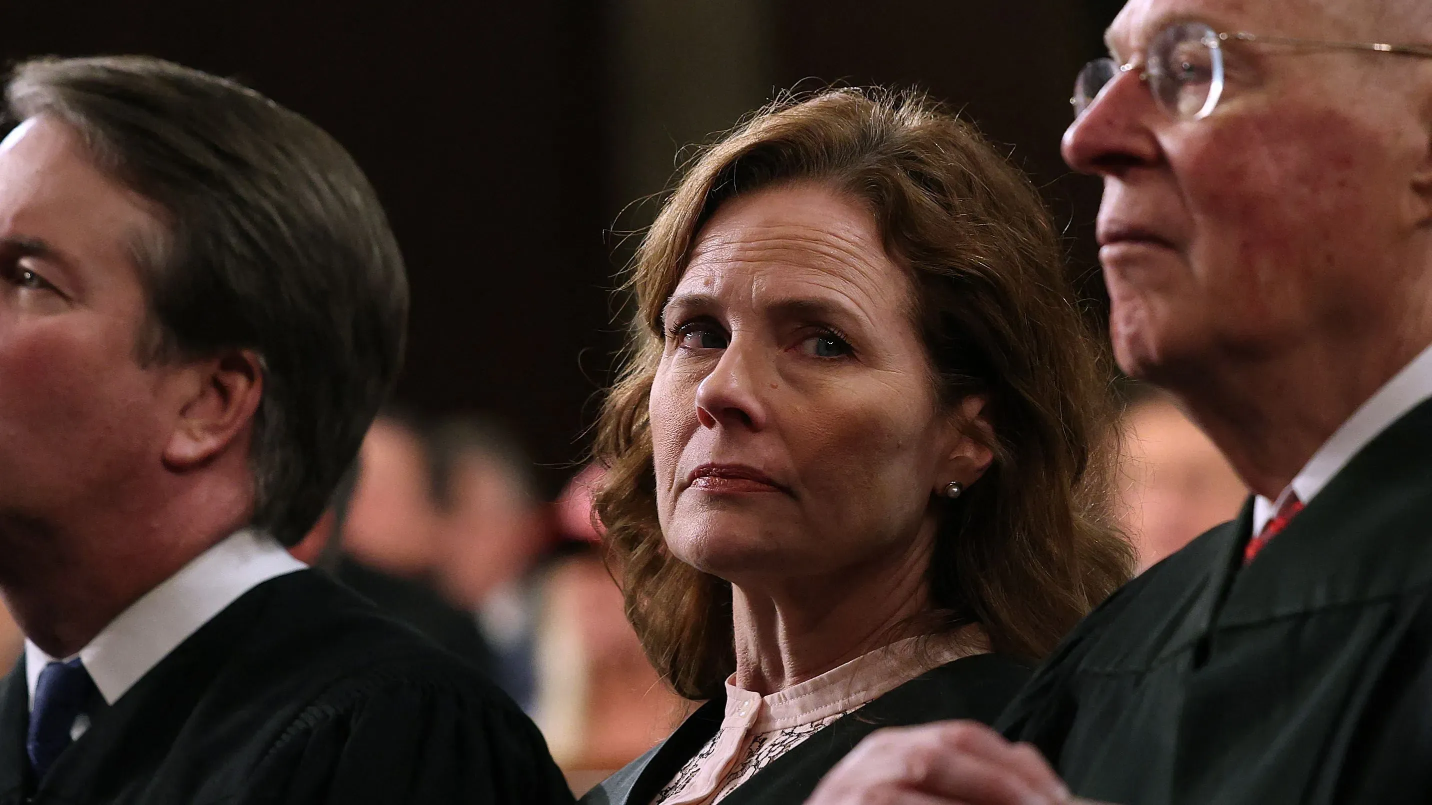 شقيقة القاضية إيمي كوني باريت، أماندا كوني ويليامز، خلال حدث رسمي، تعبيرها يظهر القلق بسبب التهديدات السياسية المتزايدة.