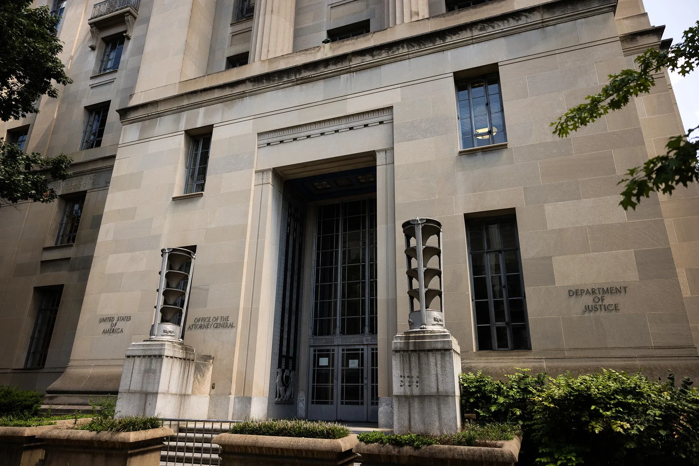 مبنى وزارة العدل الأمريكية، يظهر مدخل المكتب الرئيسي مع تفاصيل معمارية، في سياق إقالات محامي مكافحة الاحتكار بسبب اندماج شركتين.