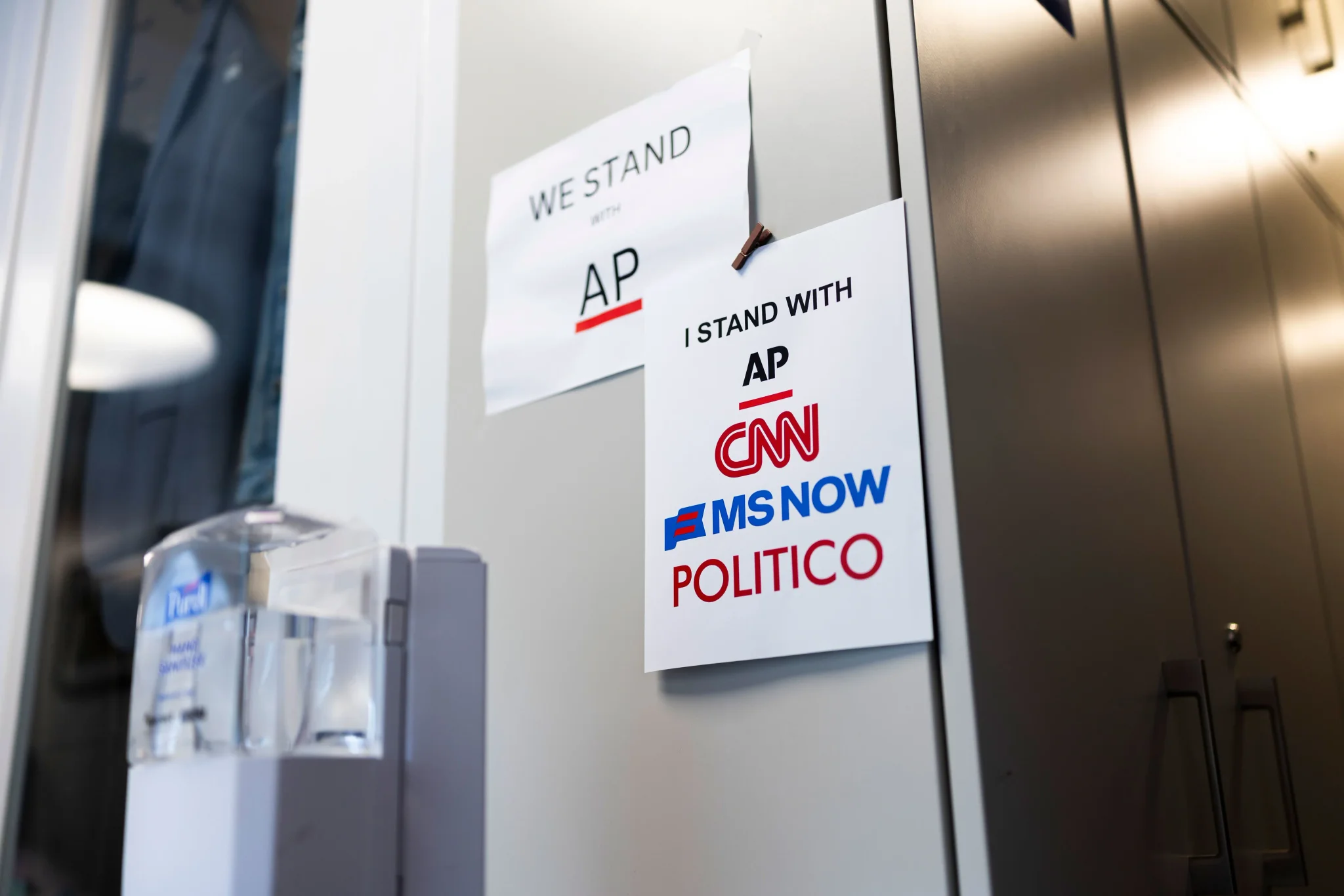 ملصقات دعم حرية الصحافة معلقة على جدار داخل البيت الأبيض تعبر عن تضامن مع مؤسسات CNN وMS NOW وPolitico بعد استبعادها من التغطية الصحفية.