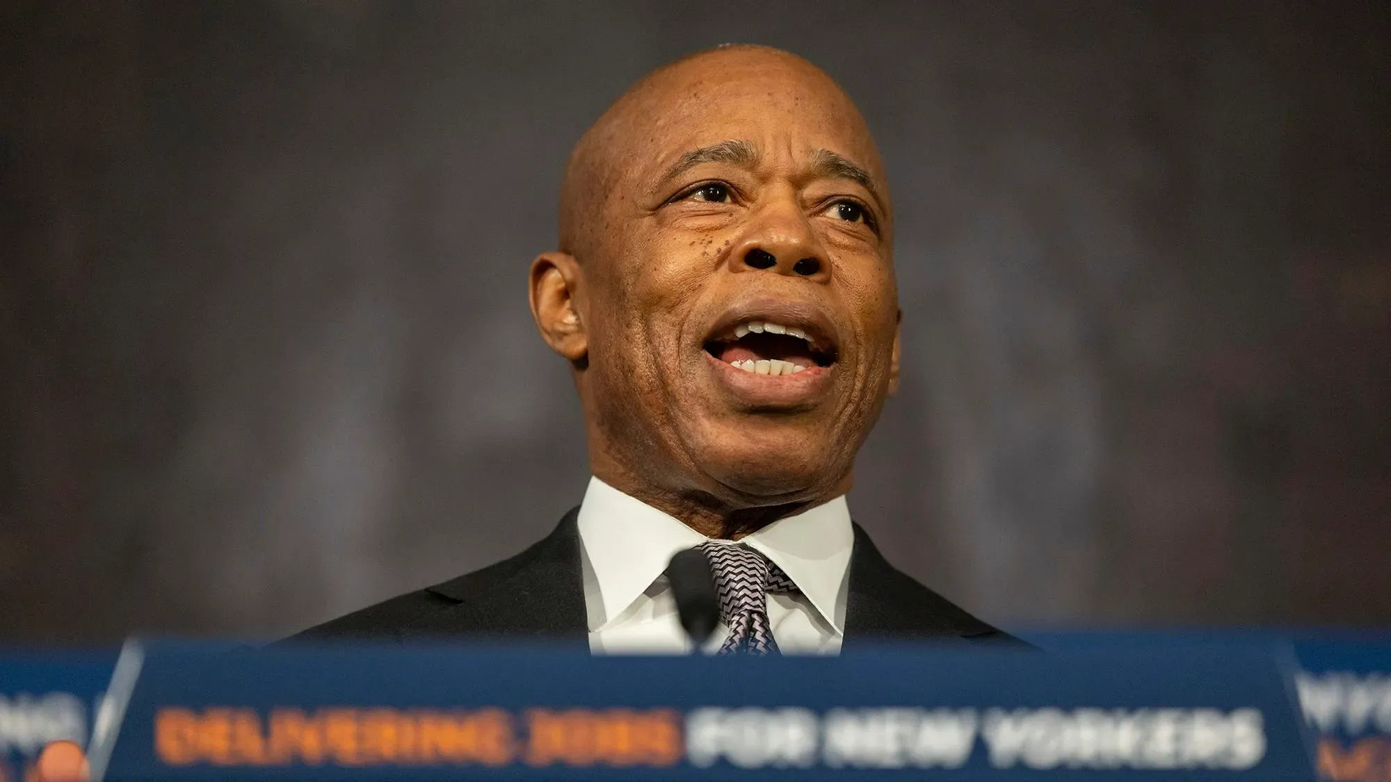 إريك آدامز، عمدة مدينة نيويورك، يتحدث خلال مؤتمر صحفي، وسط تقارير عن إسقاط قضية الفساد المرفوعة ضده.