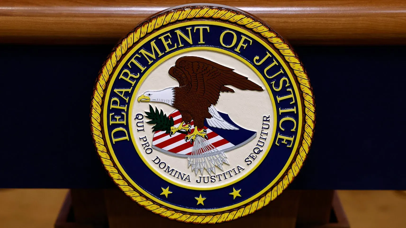 شعار وزارة العدل الأمريكية، يظهر النسر الأمريكي مع العلم، يعكس الجدل حول إلغاء المنح لبرامج دعم ضحايا العنف الأسري.