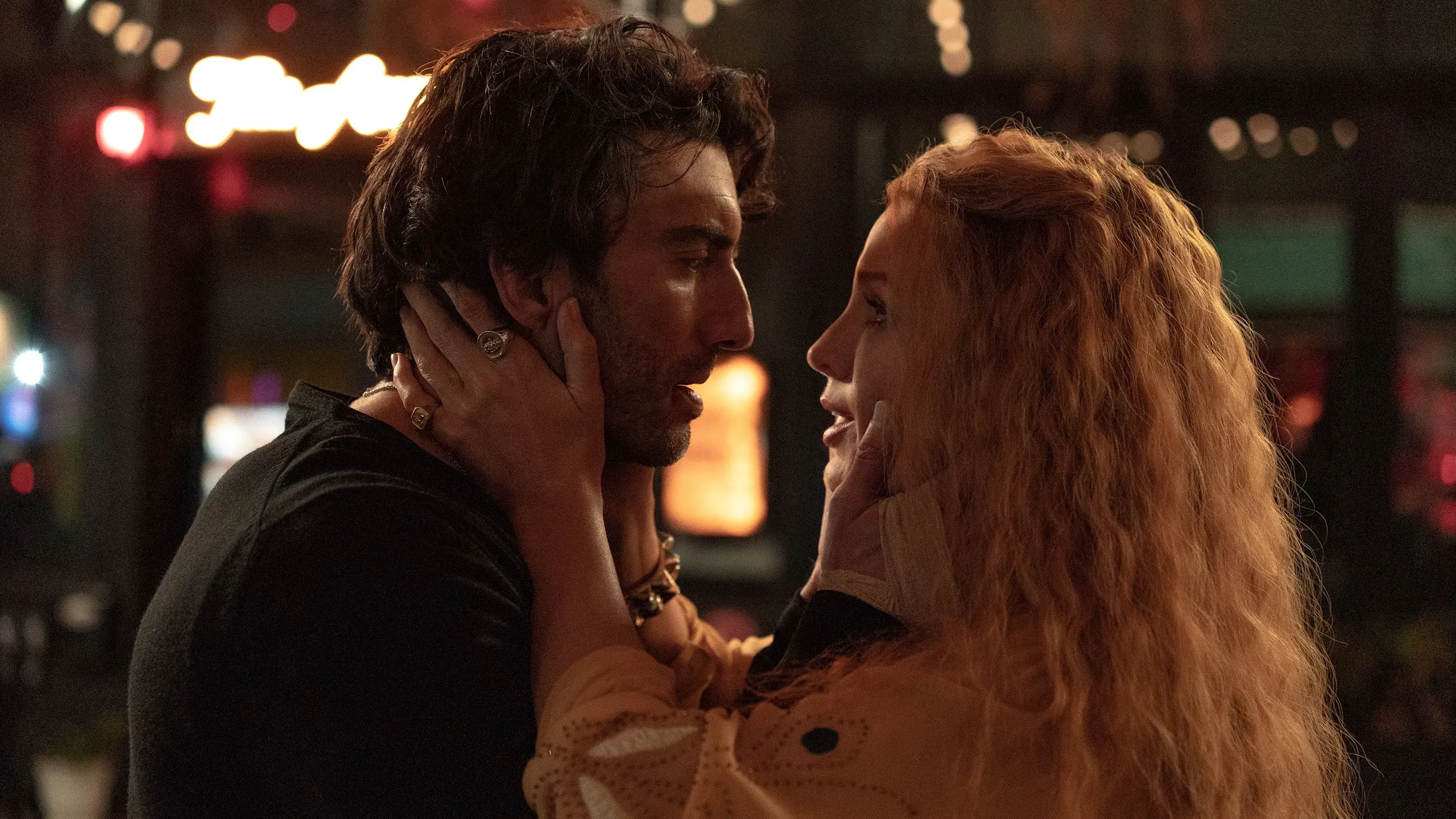 لقطة من فيلم "It Ends With Us" تُظهر الممثلين جاستن بالدوني وبليك ليفلي في مشهد رومانسي حيث يتبادلان النظرات ويظهران التفاعل الحميم.