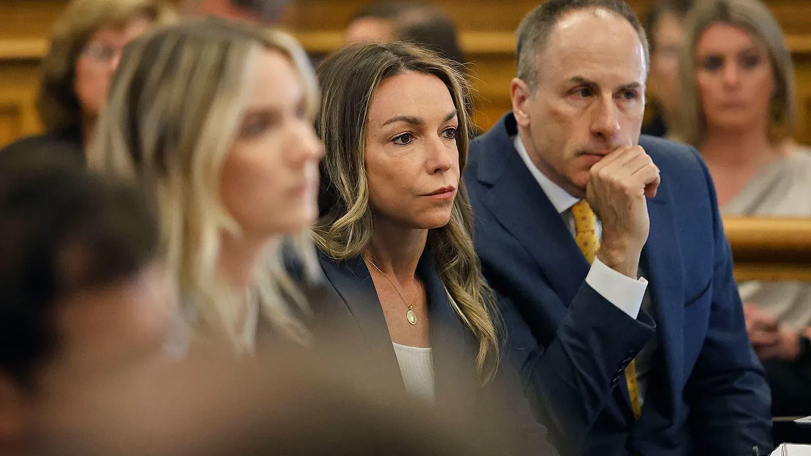 محاكمة كارين ريد في قضية مقتل صديقها الشرطي، حيث تظهر ريد مع محاميها في قاعة المحكمة، وسط حضور مؤيدين.