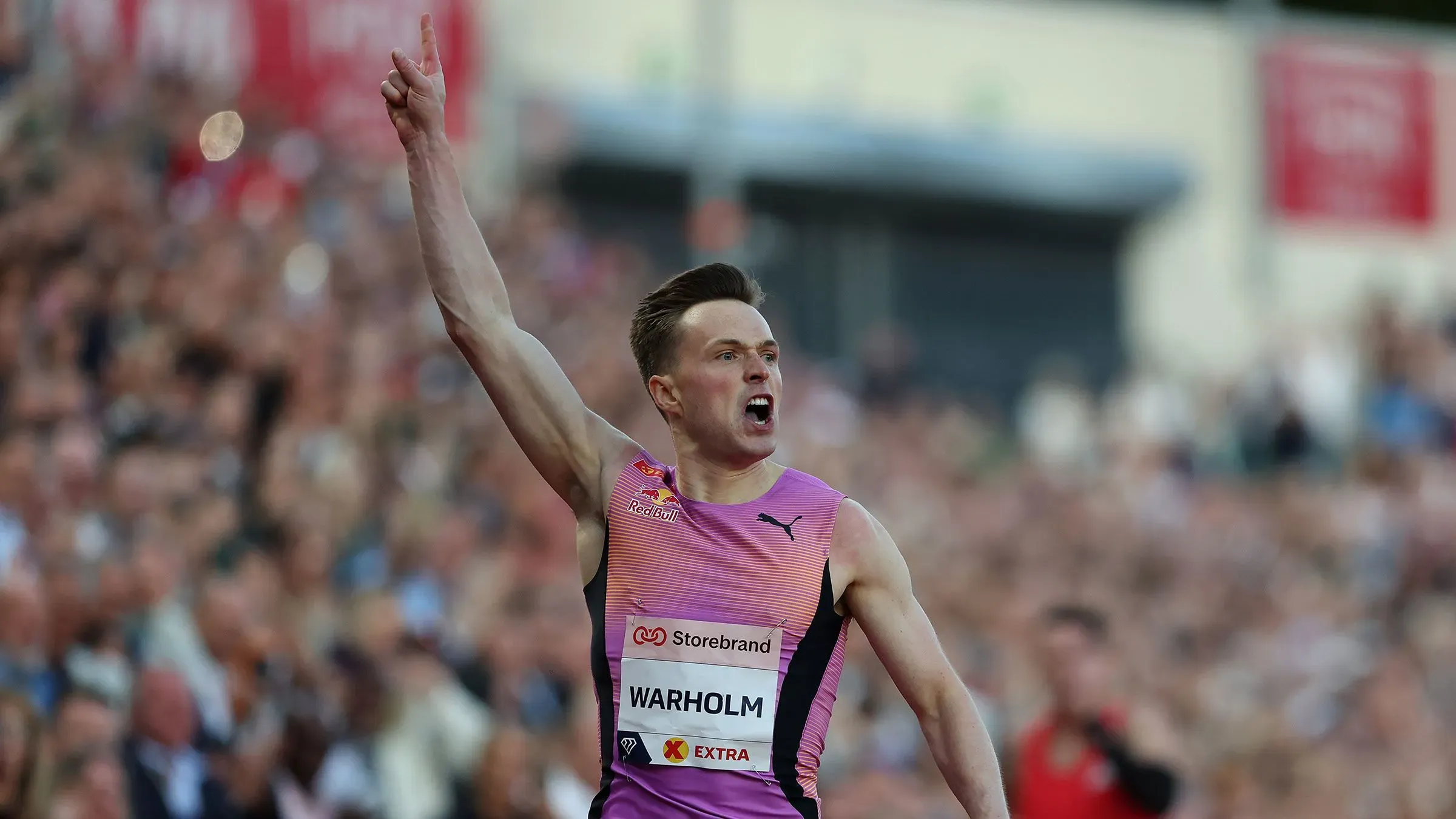 كارستن وارهولم يحتفل بعد تحقيقه أفضل زمن عالمي في سباق 300 متر حواجز بأوسلو، مسجلاً 32.67 ثانية، متفوقاً على راي بنجامين.