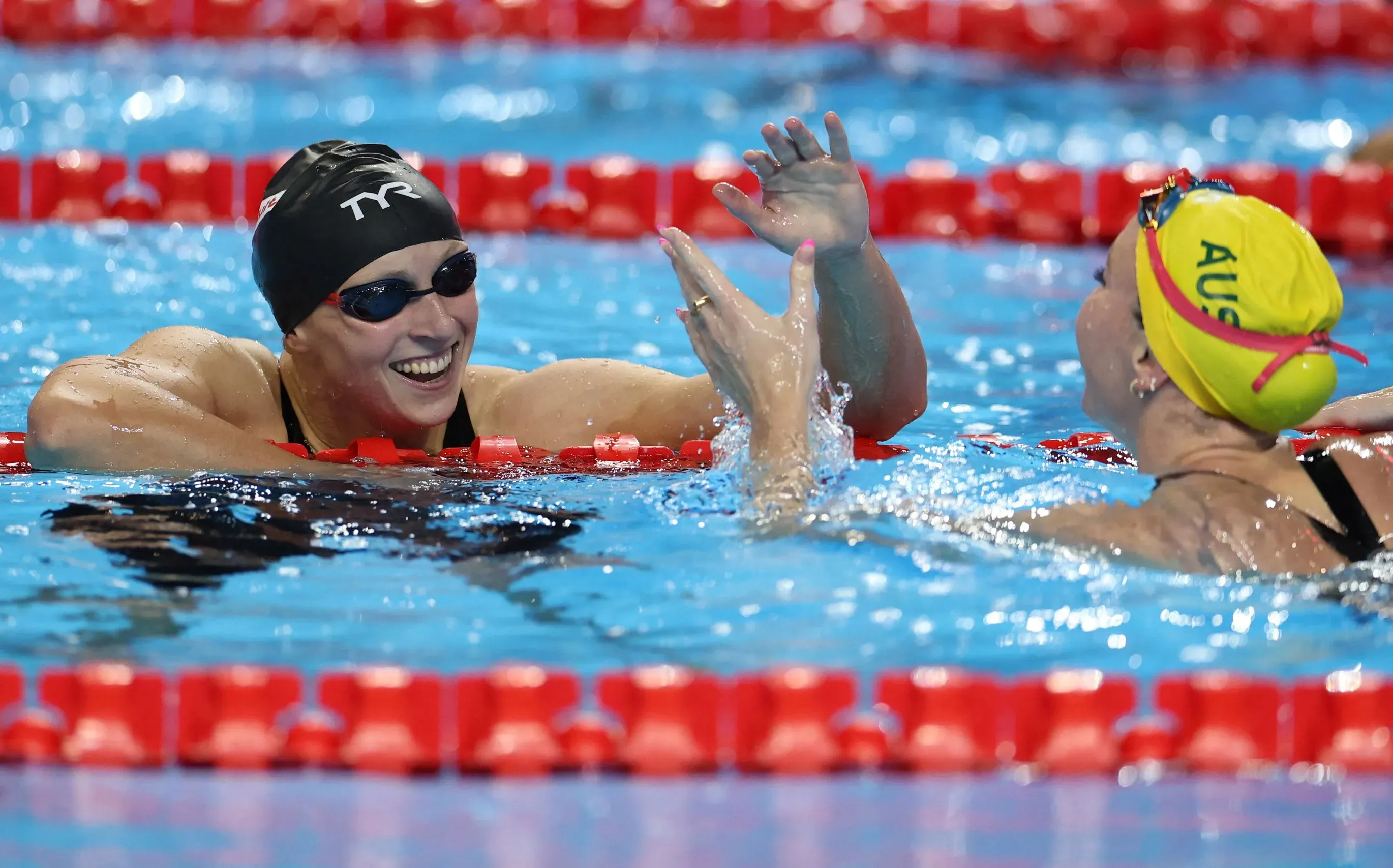 تحتفل السباحة كاتي ليديكي بفوزها بلقبها العالمي السابع في سباق 800 متر حرة، متفوقةً على منافساتها الأسترالية والكندية.