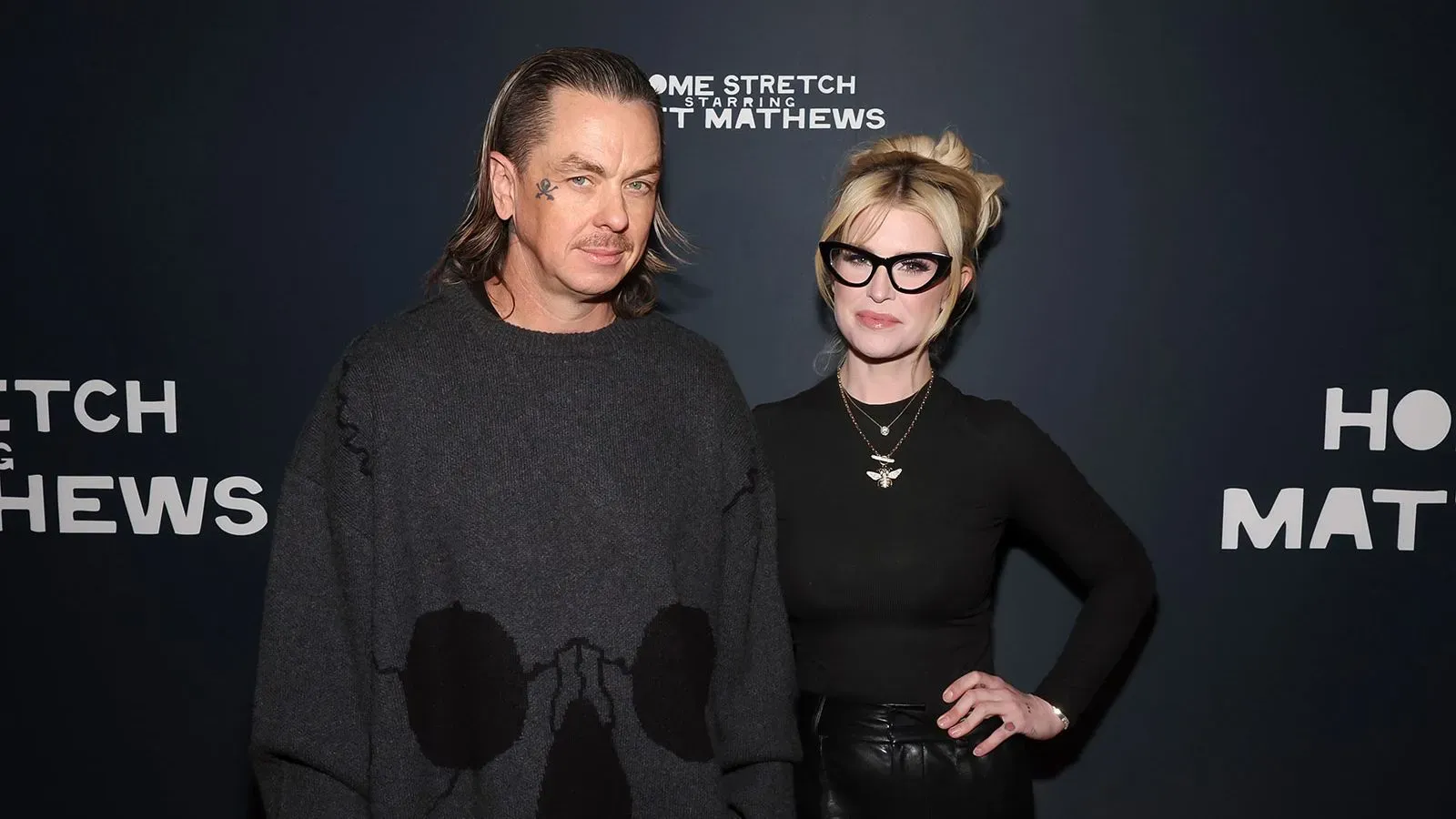 كيلي أوزبورن وموسيقار الروك سيد ويلسون في حدث، حيث يبتسمان معًا بعد إعلان خطوبتهما، وسط أجواء احتفالية.