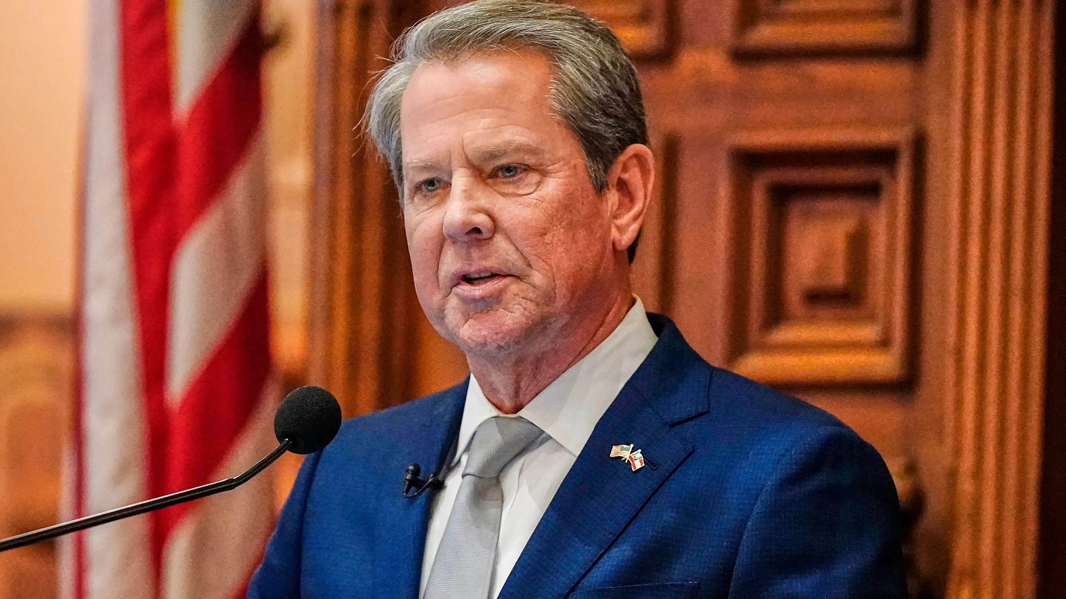 حاكم ولاية جورجيا براين كيمب يتحدث خلال مؤتمر صحفي، مع العلم الأمريكي خلفه، معلنًا عدم ترشحه لمجلس الشيوخ في 2026.