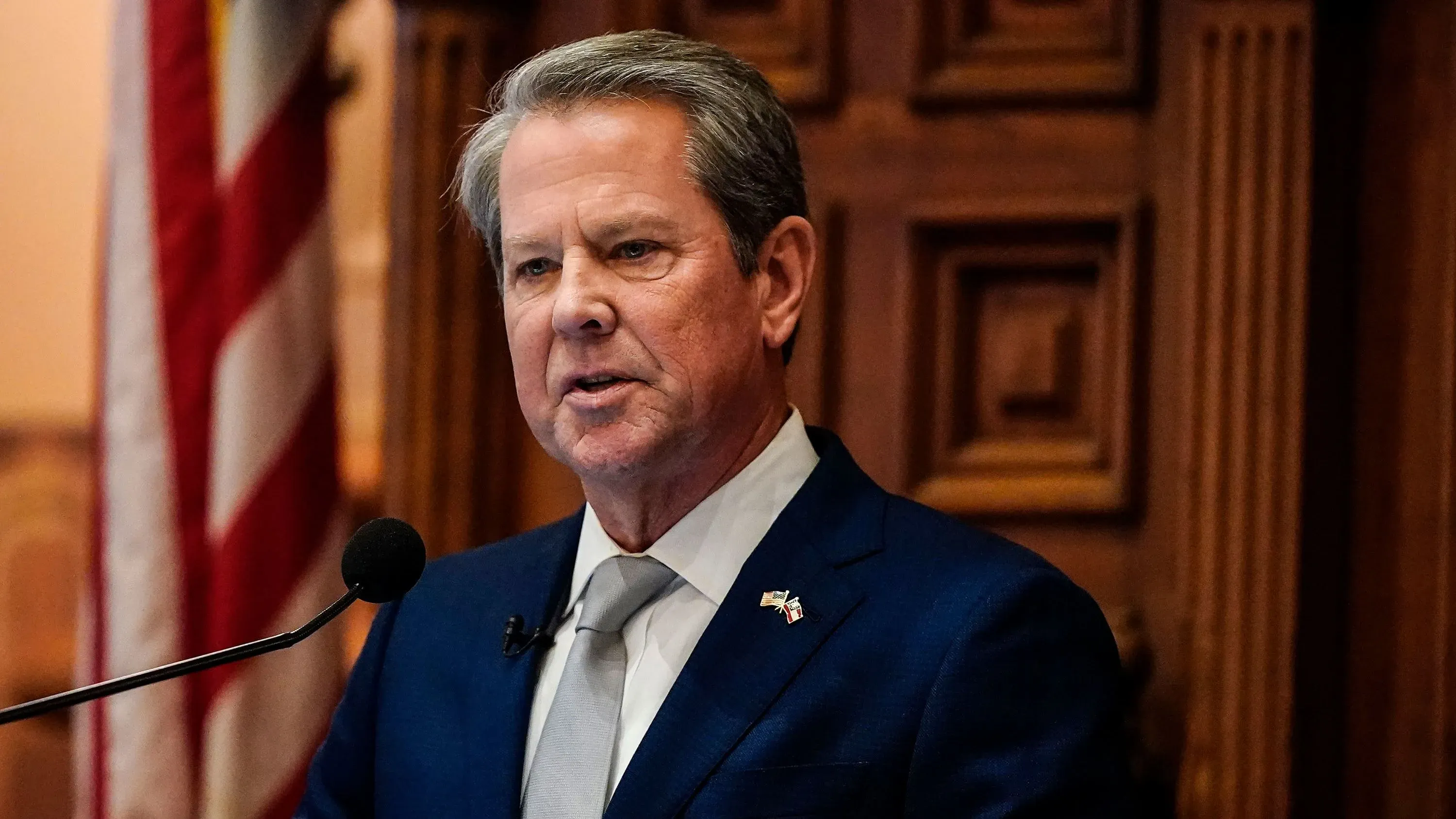 حاكم ولاية جورجيا بريان كيمب يتحدث في مؤتمر صحفي، مع التركيز على انتقاده لقرارات العفو عن مثيري الشغب.