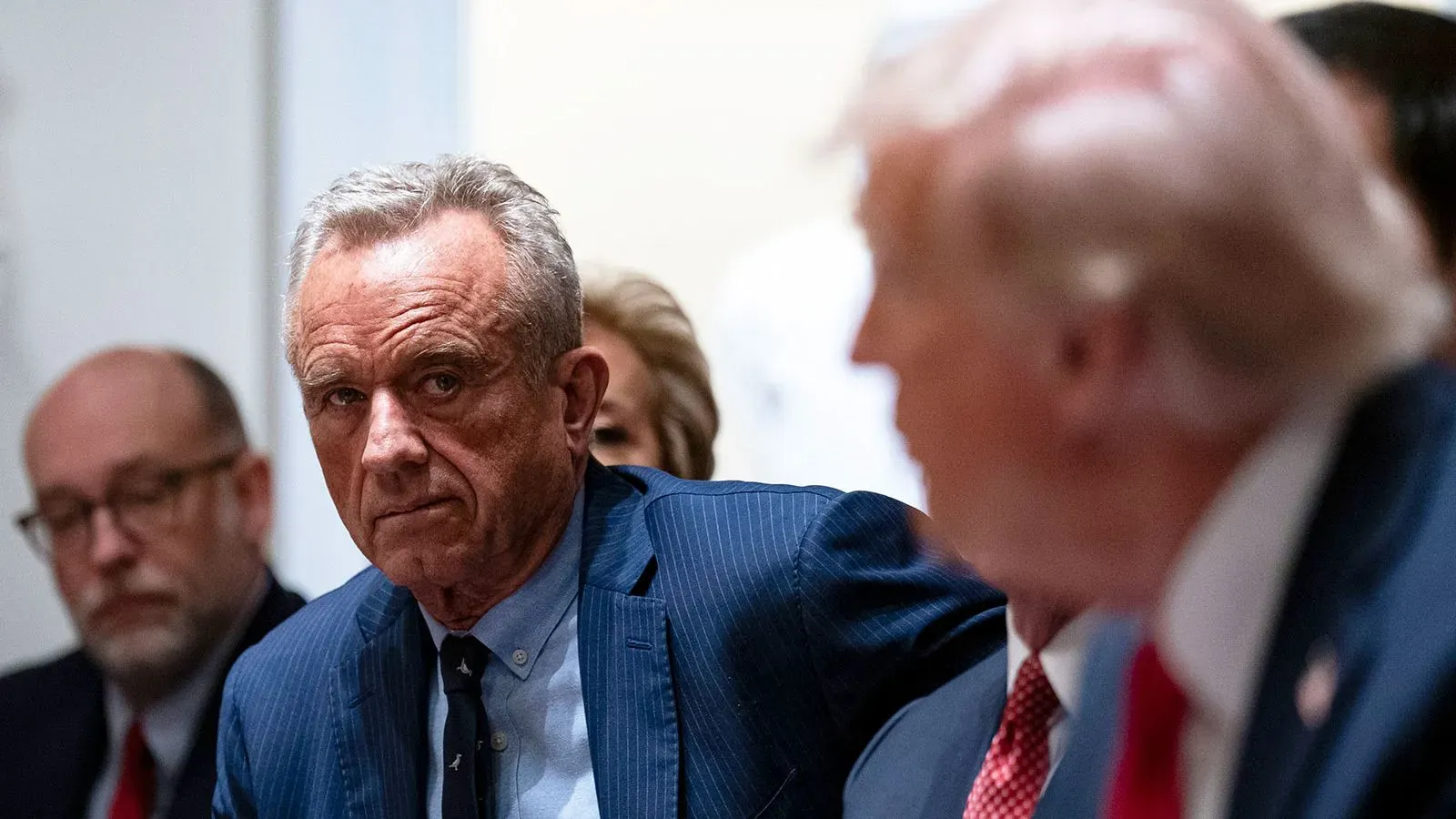 وزير الصحة والخدمات الإنسانية روبرت ف. كينيدي جونيور خلال اجتماع، مع التركيز على أهمية الشفافية في القرارات الحكومية.