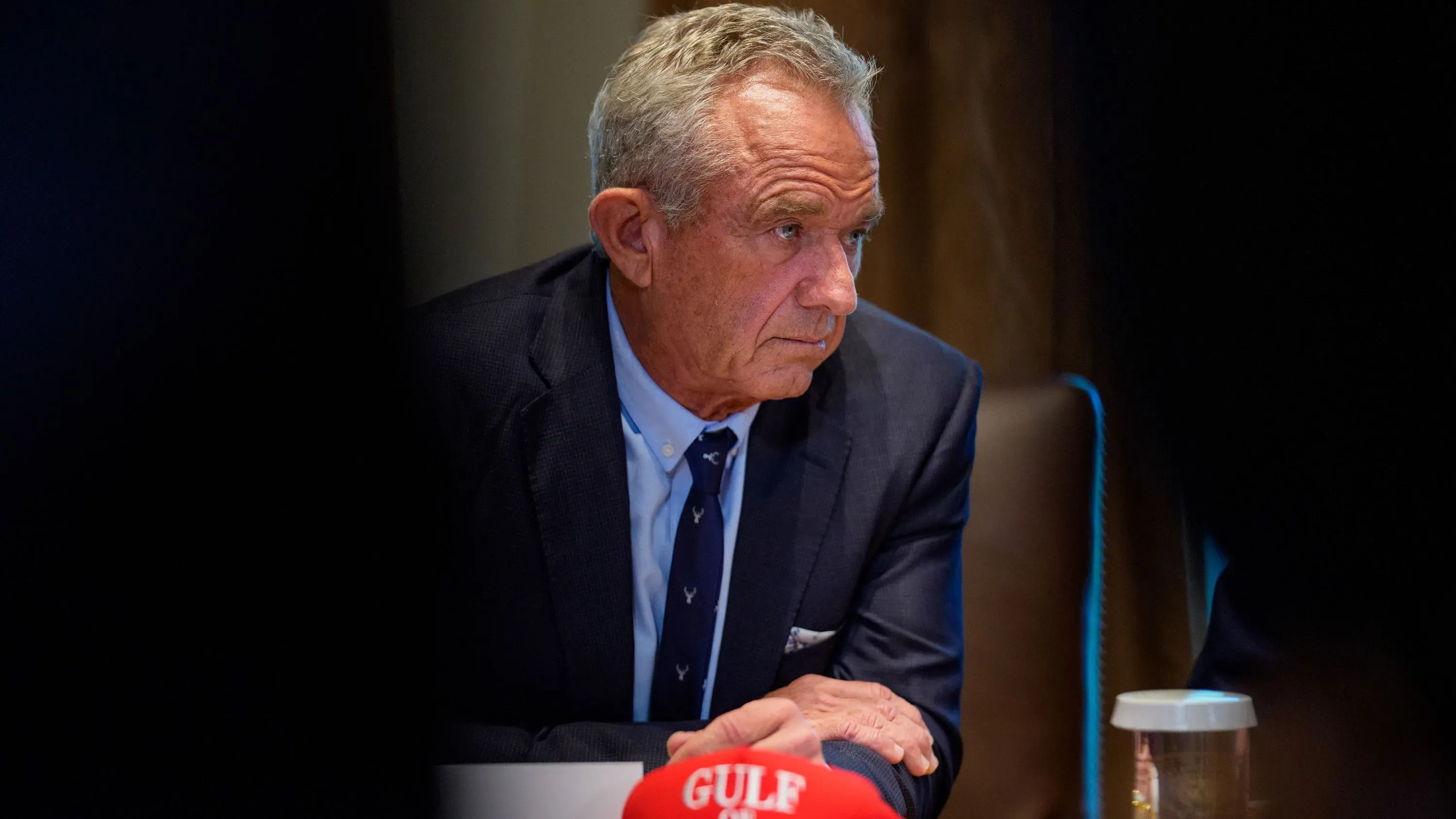 روبرت ف. كينيدي جونيور يناقش أهمية التطعيم ضد الحصبة ويدعو إلى دراسة العلاجات البديلة في اجتماع صحي.