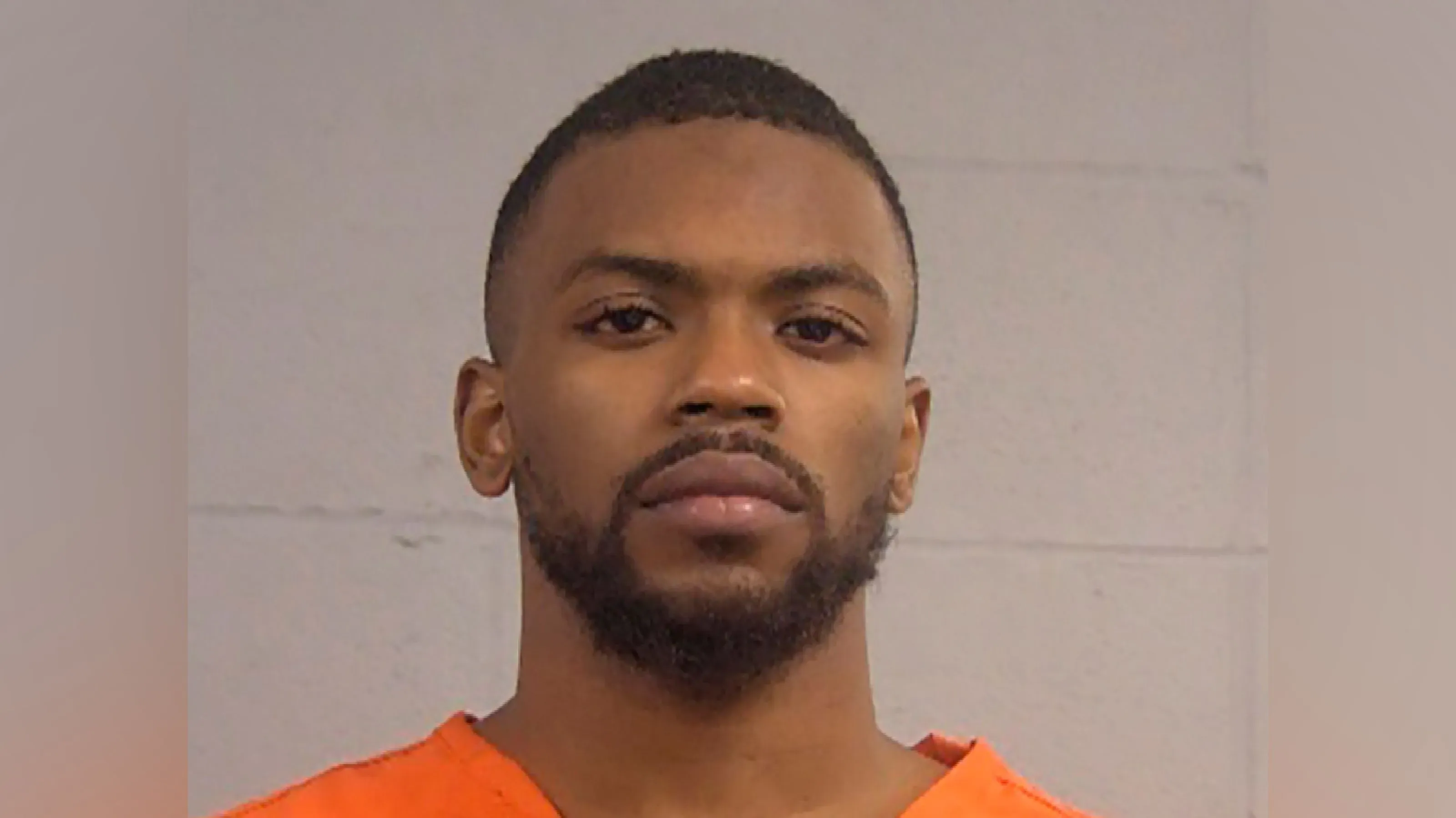 صورة تظهر كوينتيز براون، المتهم بإطلاق النار على عمدة لويزفيل، مرتديًا زي السجن، بعد الحكم عليه بالسجن 17 عامًا.