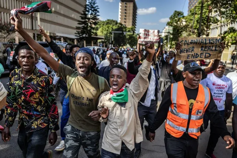 محتجون في نيروبي يرفعون لافتات ويهتفون ضد الشرطة بعد وفاة المدون ألبرت أوجوانج أثناء احتجازه، مما أثار غضب الشباب الكيني.