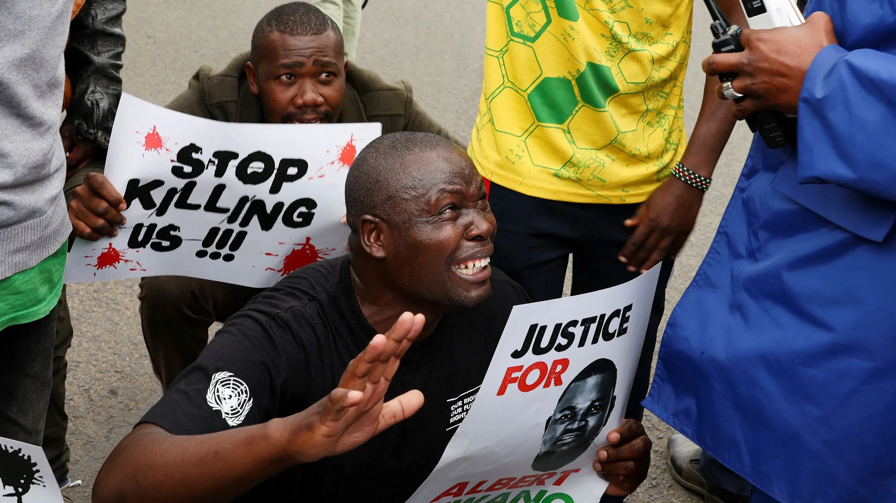 محتجون في نيروبي يطالبون بالعدالة لألبرت أوجوانج، مع لافتات تدعو لوقف العنف، وسط أجواء من الغضب بعد وفاته أثناء الاحتجاز.