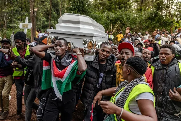 تجمع حشد كبير من المشيعين في جنازة بونيفاس كاريوكي، بائع أقنعة كيني قُتل على يد الشرطة، معبرين عن حزنهم وغضبهم من وحشية الشرطة.