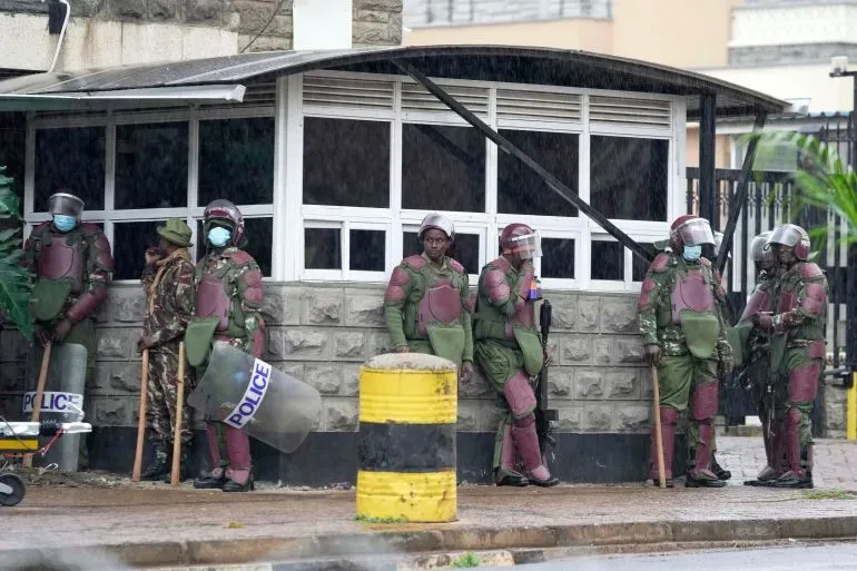 عناصر الشرطة في نيروبي يرتدون دروعًا واقية ويستعدون لمواجهة المحتجين خلال مظاهرات الذكرى الخامسة والثلاثين للانتفاضة الديمقراطية.