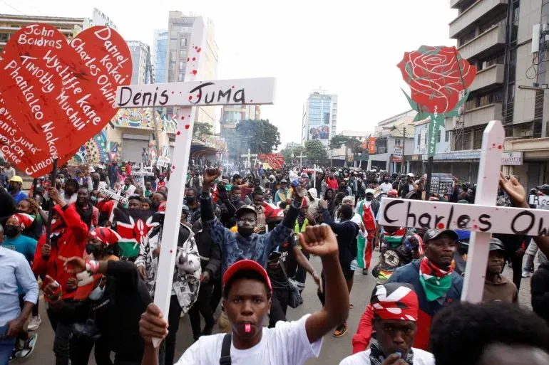 تظاهرة حاشدة في كينيا، حيث يحمل المتظاهرون لافتات تحمل أسماء، مع شعارات تعبر عن الاستياء السياسي.