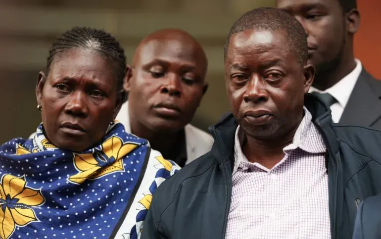 عائلة ألبرت أوجوانغ، تتكون من والدته ووالده، في حالة حزن بعد وفاته الغامضة أثناء احتجازه.