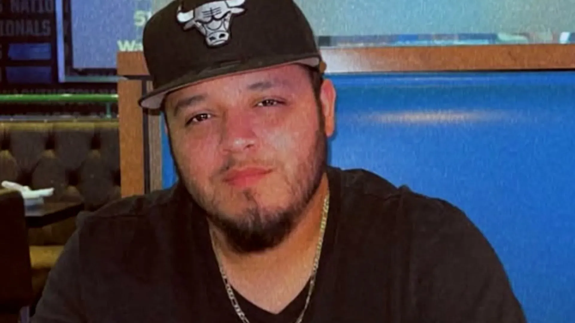 أبريغو غارسيا، مرتديًا قبعة سوداء وقميصًا داكنًا، يظهر في صورة قريبة أثناء جلسة استماع قانونية تتعلق بتهم تهريب البشر.