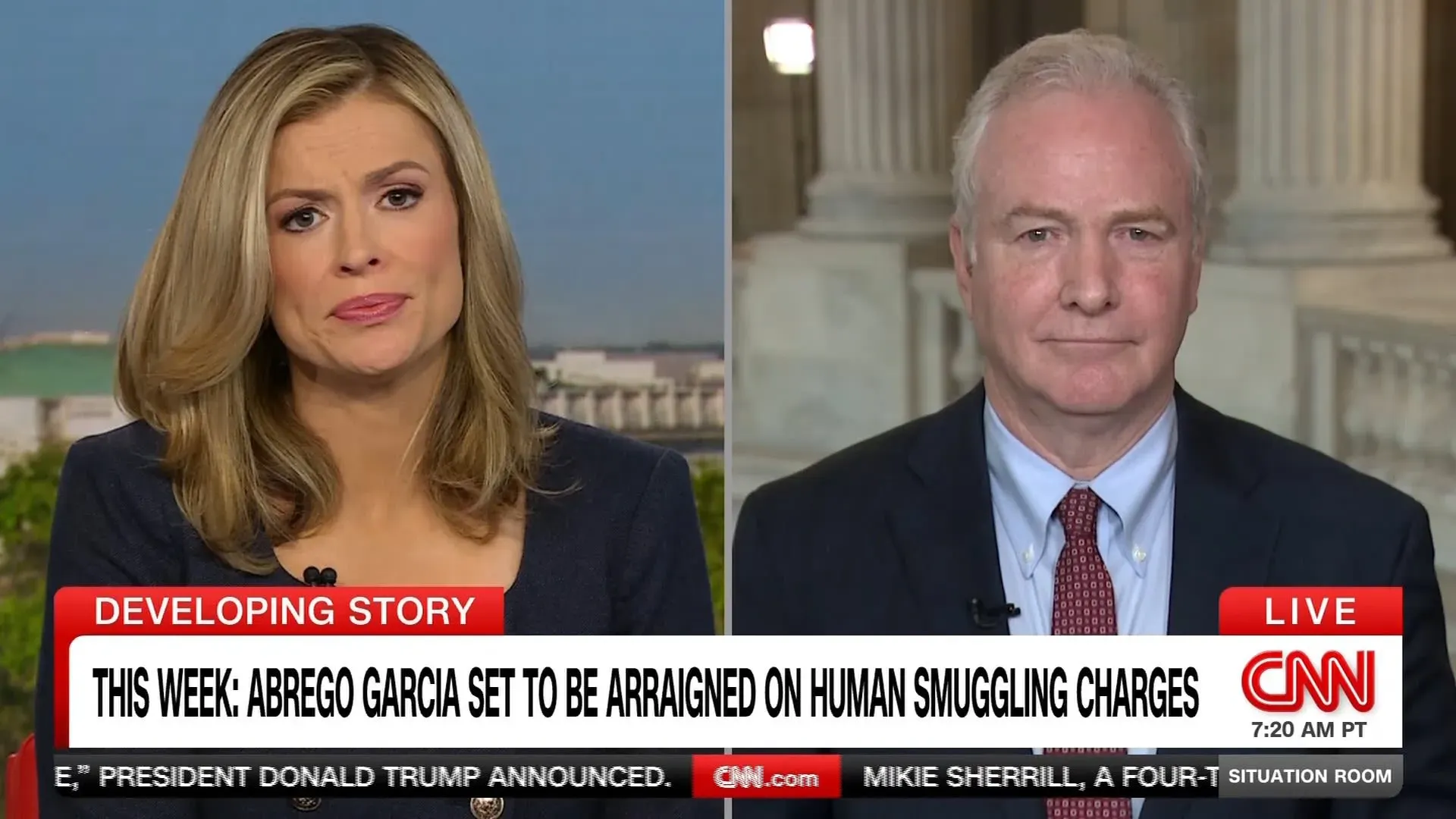 مقدمة تلفزيونية تتضمن مراسلة تتحدث مع ضيف حول قضايا ترحيل أبريغو غارسيا والاتهامات المتعلقة بتهريب البشر.