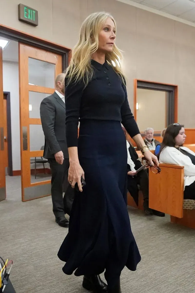 غوينيث بالترو تدخل قاعة المحكمة مرتدية فستاناً أنيقاً باللون الداكن، مع تسريحة شعر متموجة، تعكس ثقة وأناقة في مواجهة التحديات القانونية.