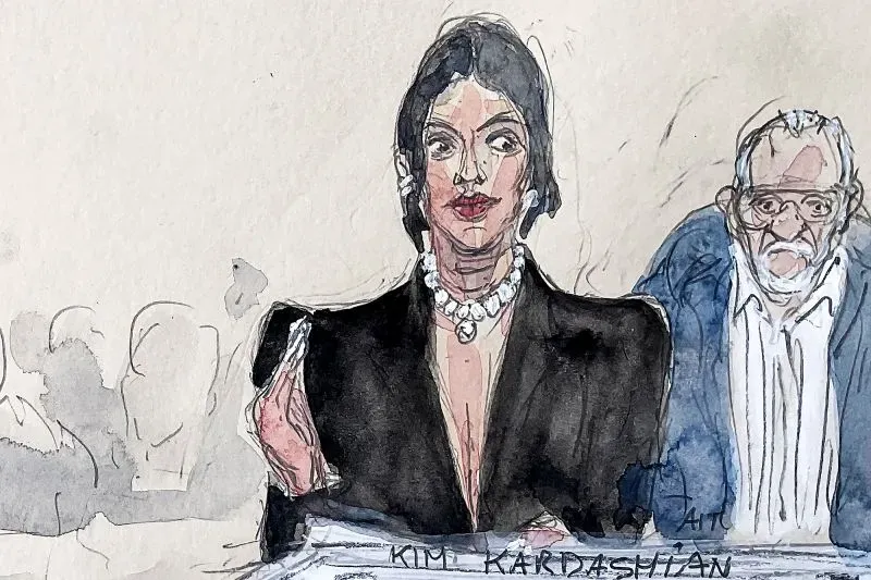 كيم كارداشيان في قاعة المحكمة بباريس، مرتدية بدلة سوداء أنيقة ومجوهرات بقيمة 8 ملايين دولار، تعكس استعادتها للقوة بعد تجربة مؤلمة.