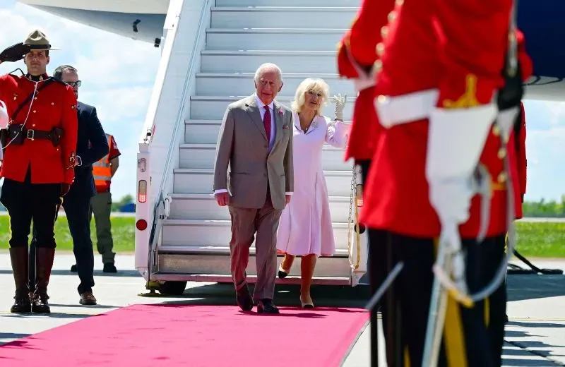 الملك تشارلز الثالث وزوجته كاميلا يصلان إلى أوتاوا، حيث يستقبلانهما حرس الشرف، في زيارة تاريخية لكندا.