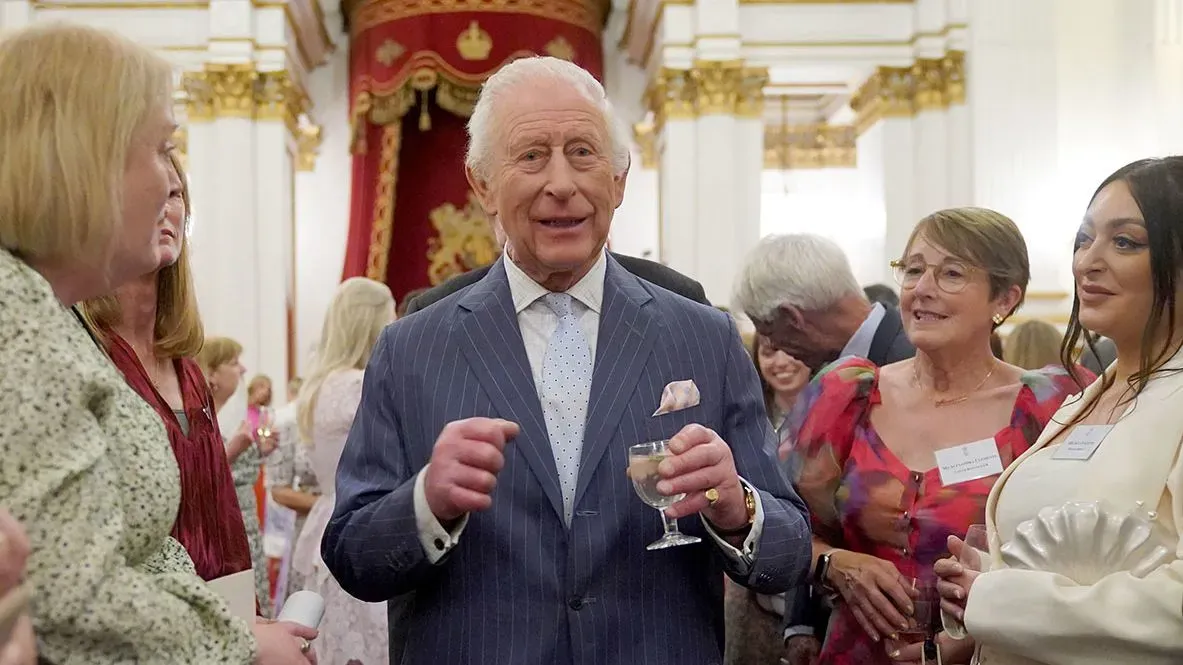 الملك تشارلز يتحدث في حفل استقبال بقصر باكنغهام، حيث يشارك تجاربه مع مرض السرطان ويعبر عن تقديره لدعم الجمعيات الخيرية.