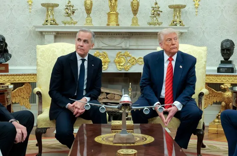 اجتماع بين رئيس الوزراء الكندي مارك كارني والرئيس الأمريكي دونالد ترامب في المكتب البيضاوي، مع نموذج طائرة في المنتصف.