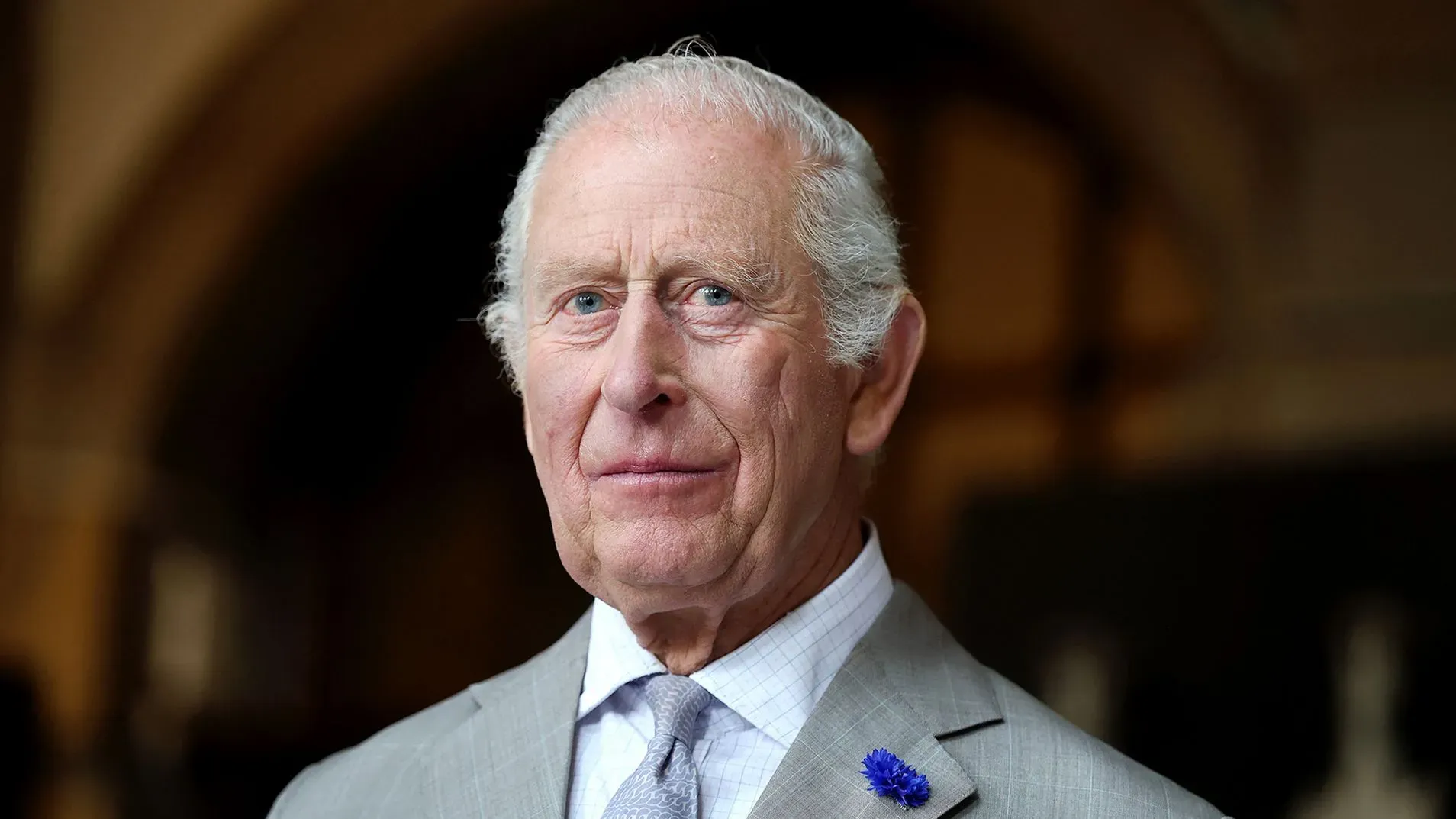 يظهر الملك تشارلز الثالث مبتسمًا في بدلة رمادية، مع شارة زهرية، استعدادًا لزيارته الرسمية إلى كندا لتعزيز العلاقات الثقافية.
