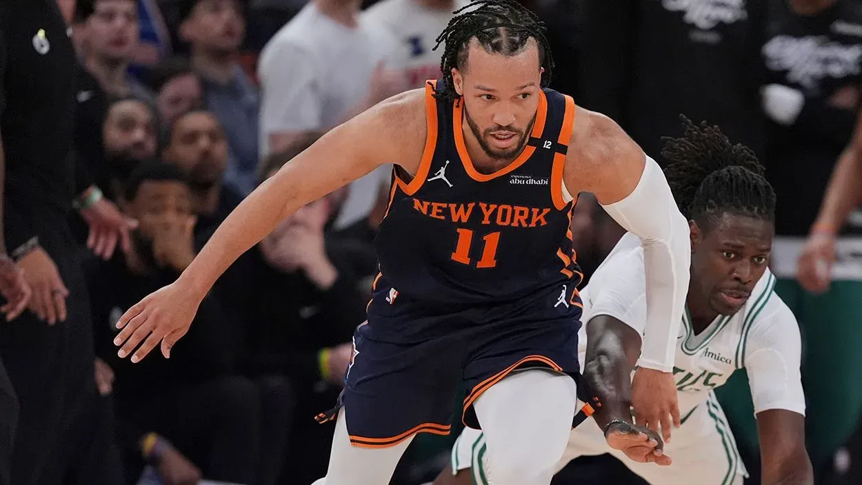 جالين برونسون من فريق نيويورك نيكس يركض بالكرة خلال مباراة ضد بوسطن سيلتيكس، حيث يسعى للفوز في السلسلة.