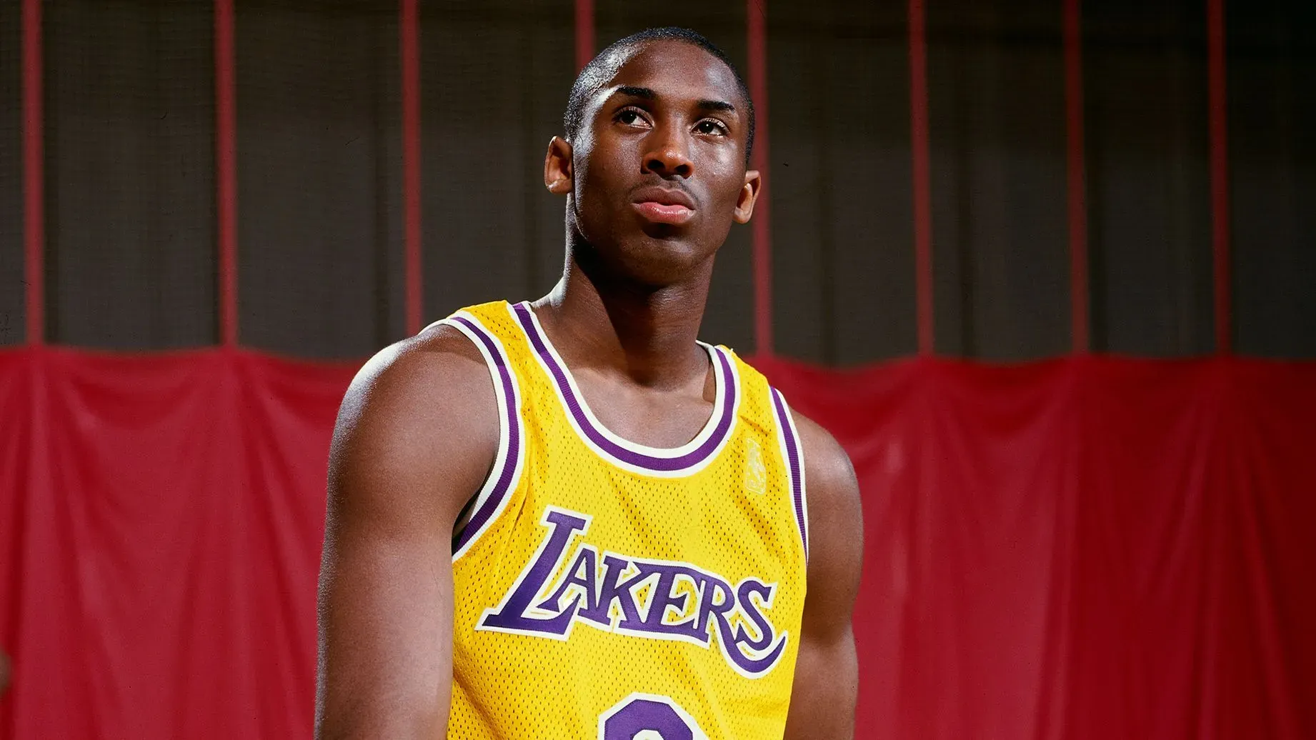 قميص كوبي براينت الأصفر الذي ارتداه في أول ظهور له في دوري الـNBA، والذي بيع بمزاد مقابل 7 ملايين دولار، يمثل بداية مسيرته الرياضية.