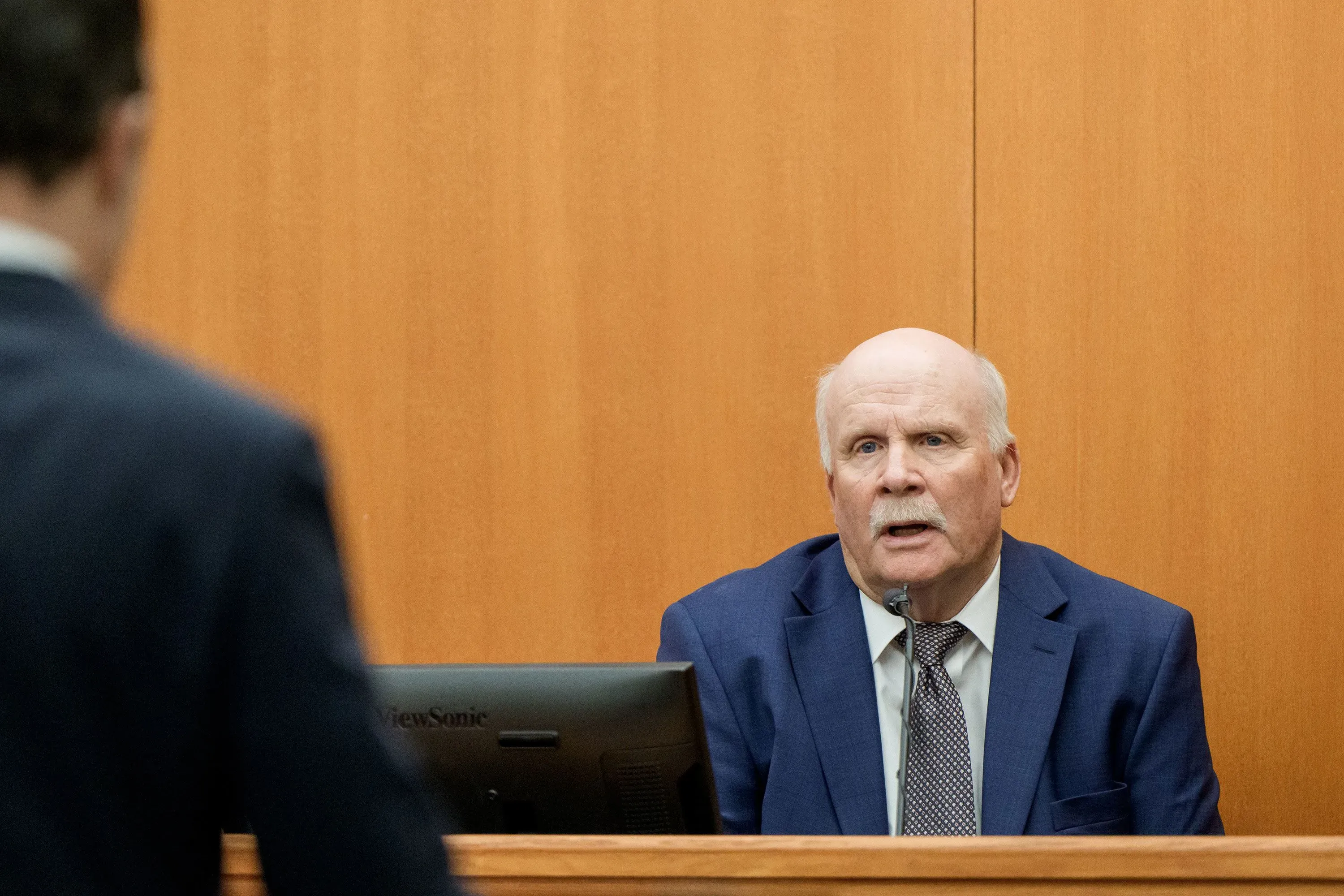 شهادة والد إريك ريتشنز في محاكمة كوري ريتشنز، حيث يصف عدم تذكره للحديث معها بعد وفاة ابنه. تعكس الأجواء العاطفية للمحاكمة.