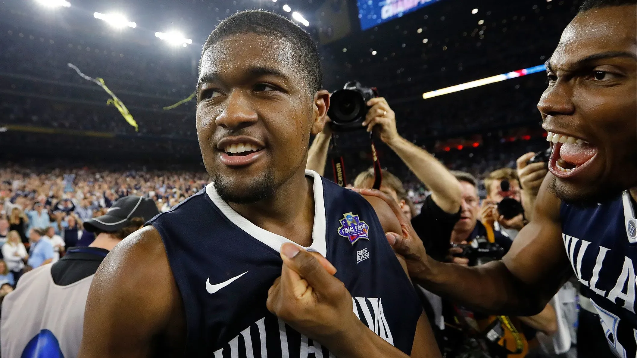 كريس جينكينز يحتفل بعد تسجيله هدف الفوز لفيلانوفا في نهائي بطولة كرة السلة الجامعية 2016، وسط حشد من المشجعين.