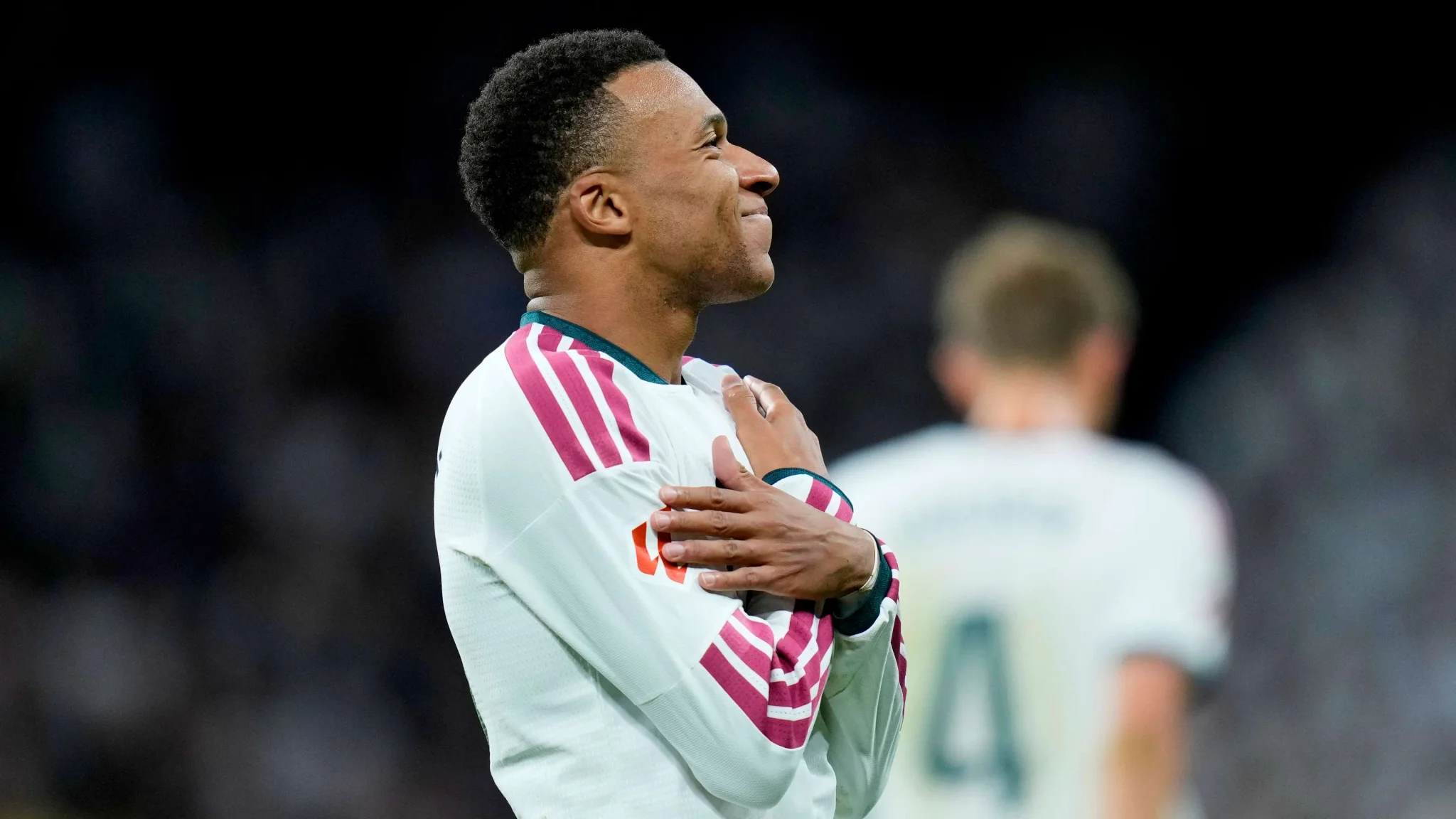 كيليان مبابي لاعب ريال مدريد يعبر عن ثقته بعد تسجيل هدف في مباراة ضد إشبيلية ضمن الدوري الإسباني.